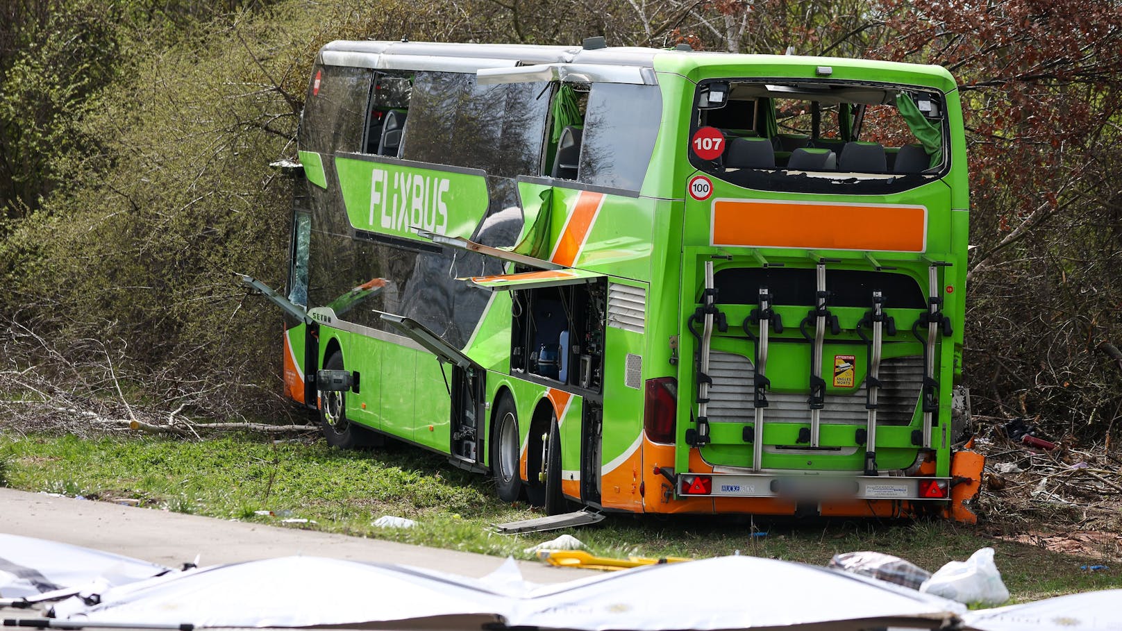 Vier Tote und über 30 Verletzte: Am Mittwochmorgen (27. März 2024) verunfallte ein Flixbus in der Nähe von Leipzig (Deutschland) schwer.
