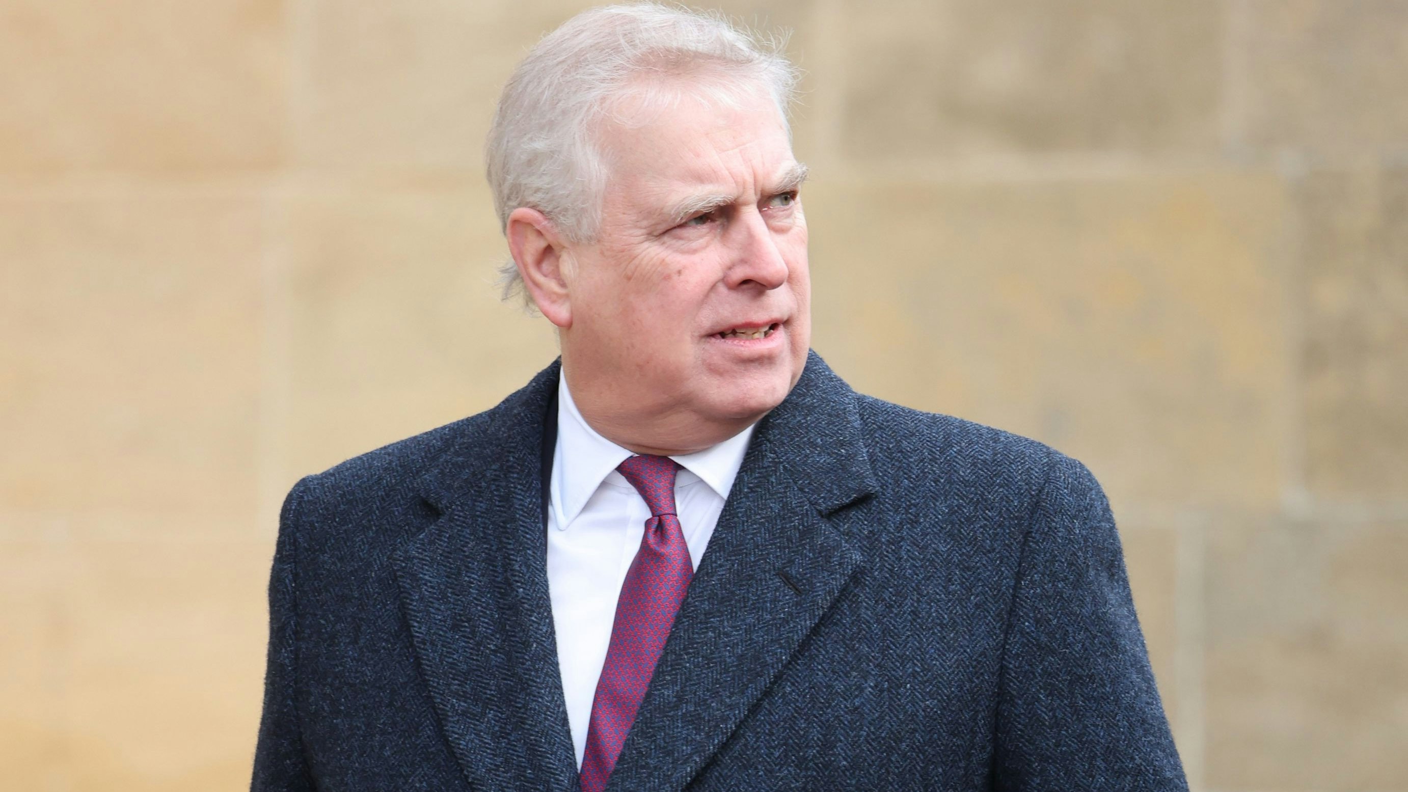 Konfrontiert mit dem Foto, das Prinz Andrew mit der minderjährigen Virginia Giuffre zeigt, streitete er alles ab: "Ich habe daran absolut keine Erinnerung."