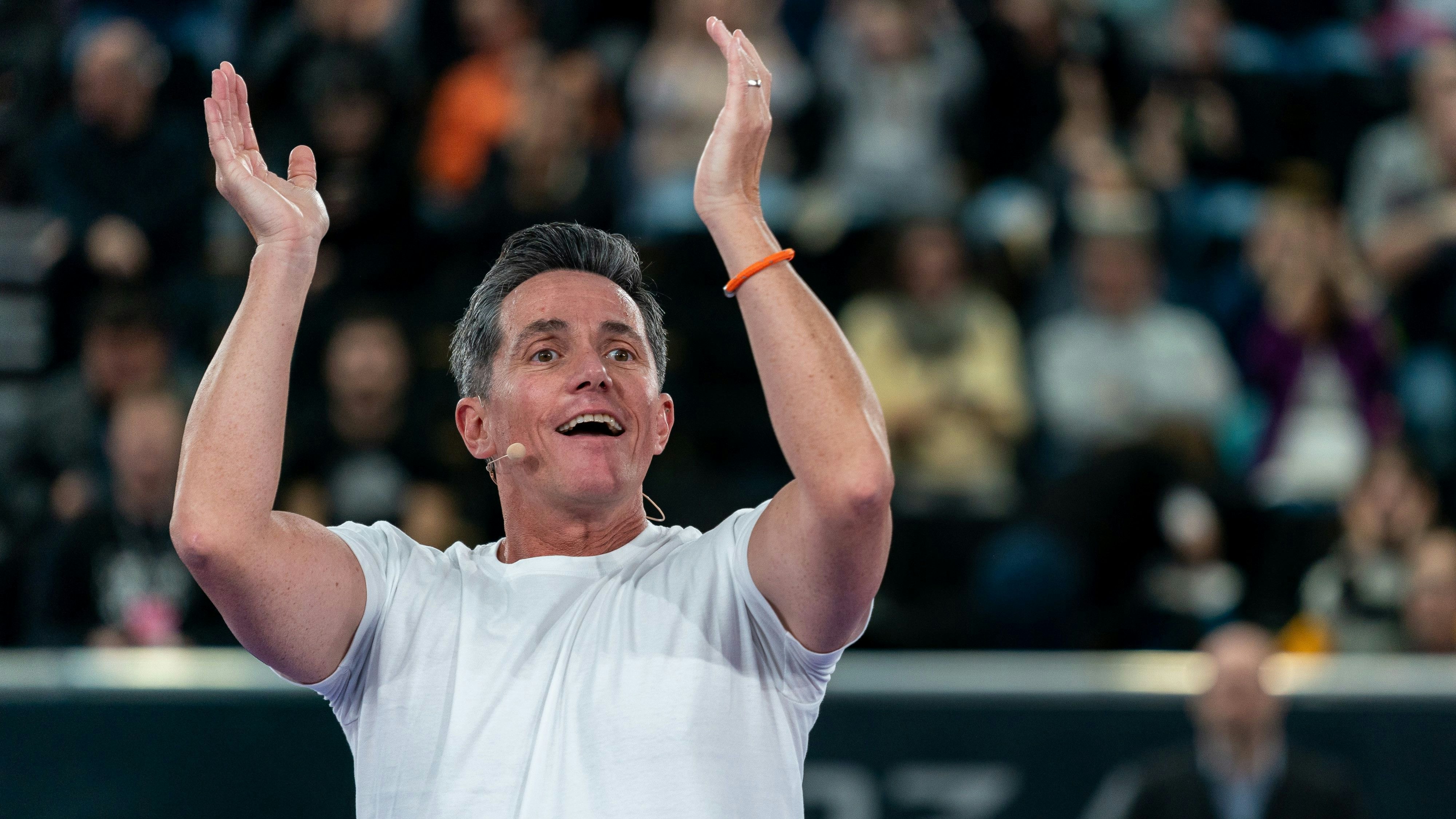 Im ORF darf der Jelinek derzeit nicht auftreten. Am Mittwoch war aber Stimmungsmacher beim Damen-Tennisturnier in Linz.