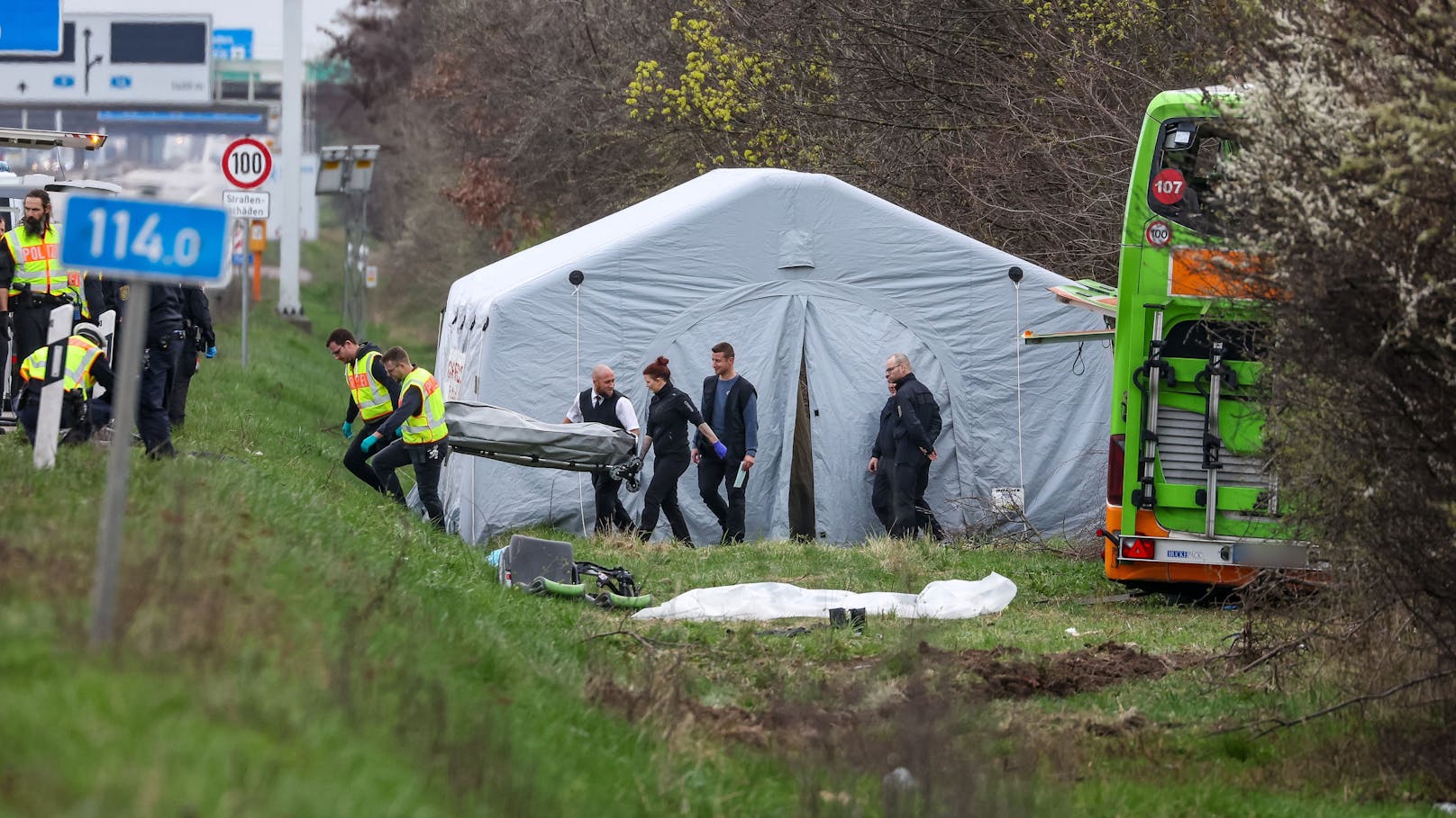 Vier Tote und über 30 Verletzte: Am Mittwochmorgen (27. März 2024) verunfallte ein Flixbus in der Nähe von Leipzig (Deutschland) schwer.