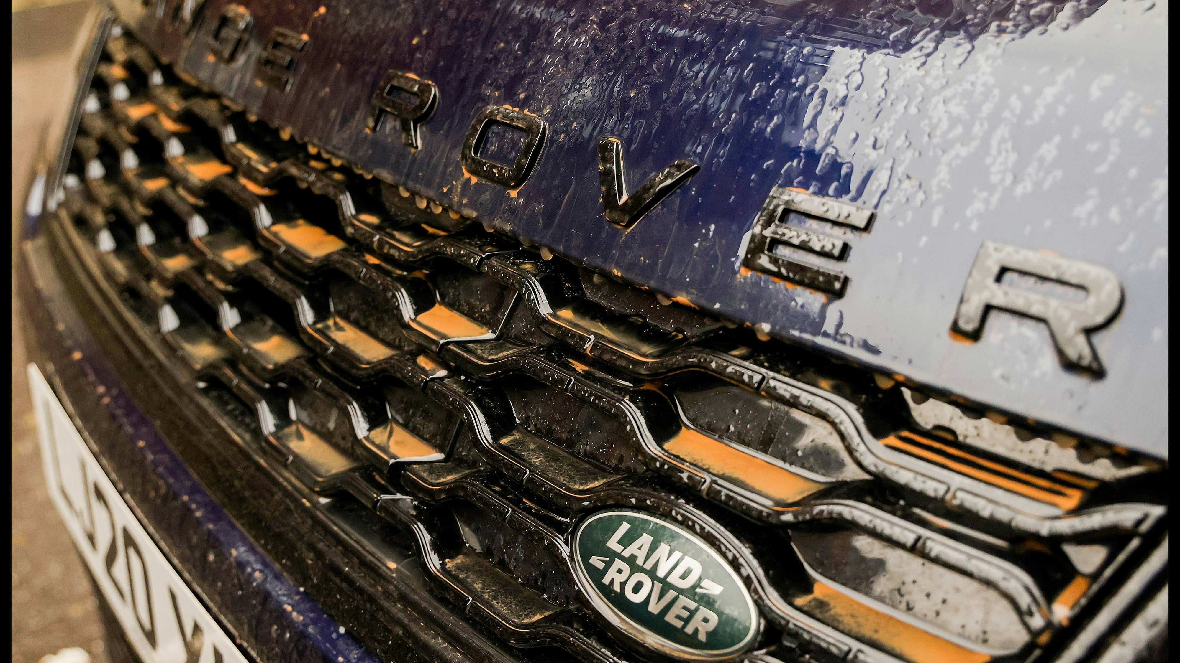 Saharastaub wird in London am 16. März 2022 vom Regen von der Motorhaube eines Wagens geschwemmt.