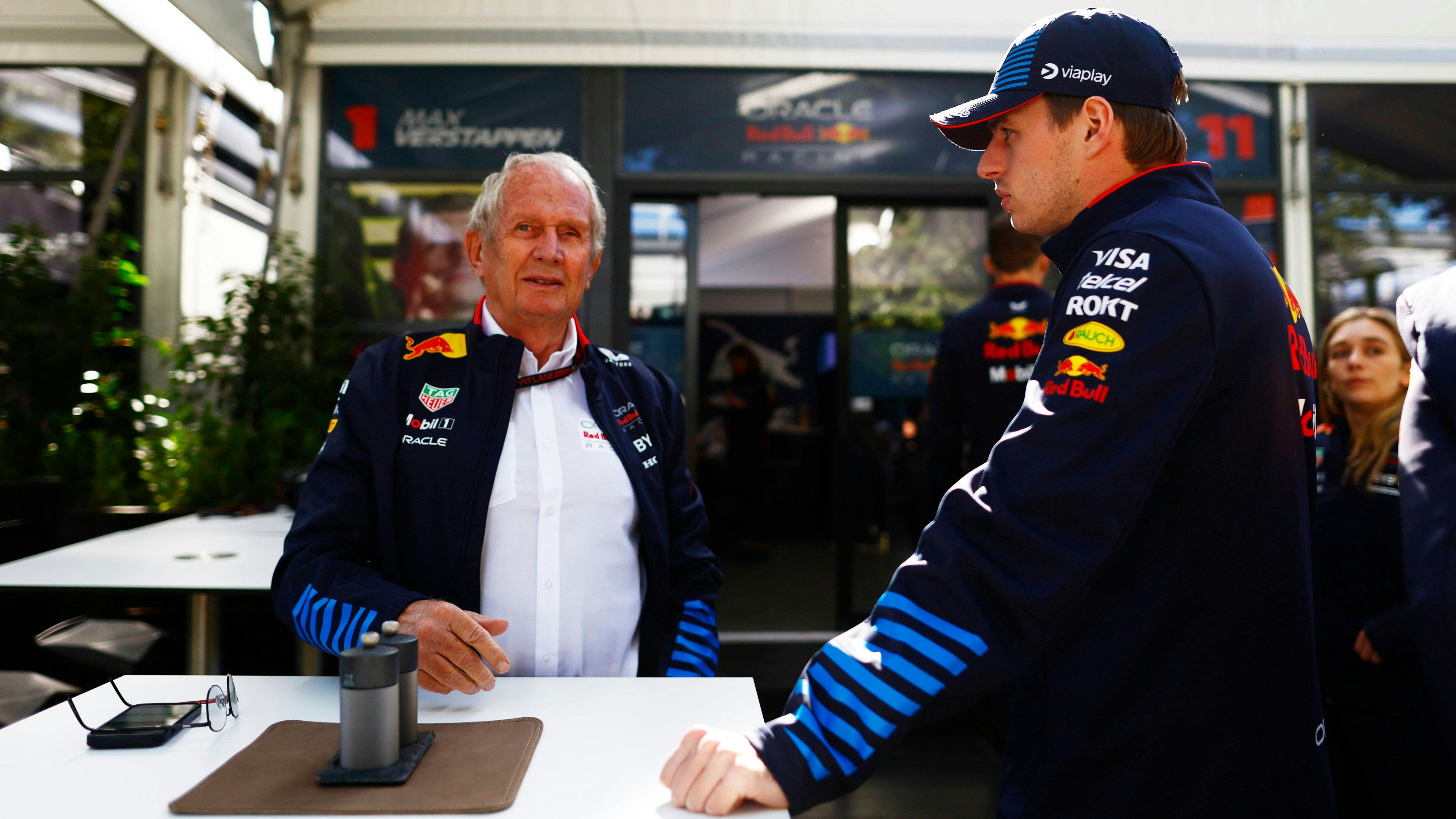 Red-Bull-Motorsportkonsulent Helmut Marko und Star-Fahrer Max Verstappen. 