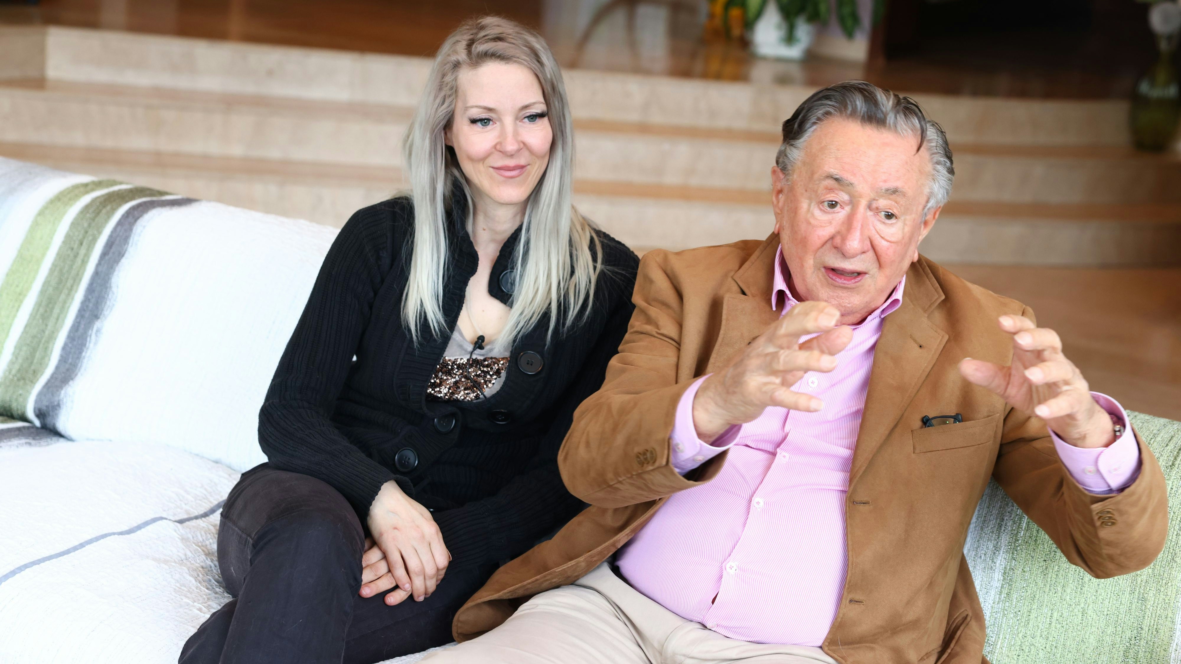 Heute.at - Lugners Bienchen rutscht Hochzeitsdatum im TV raus