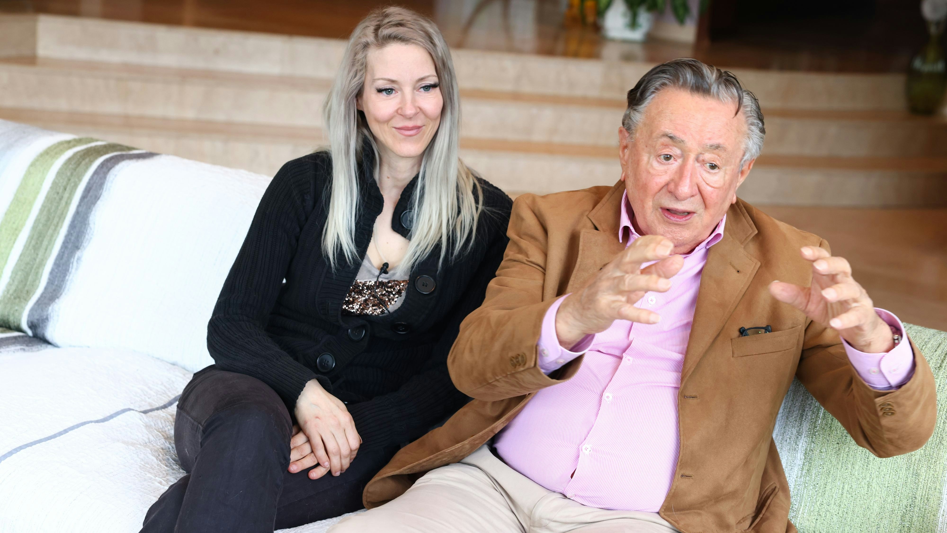 Richard Lugner und sein "Bienchen" Simone sprachen mit "Heute" über ihre Liebe in der Öffentlichkeit.