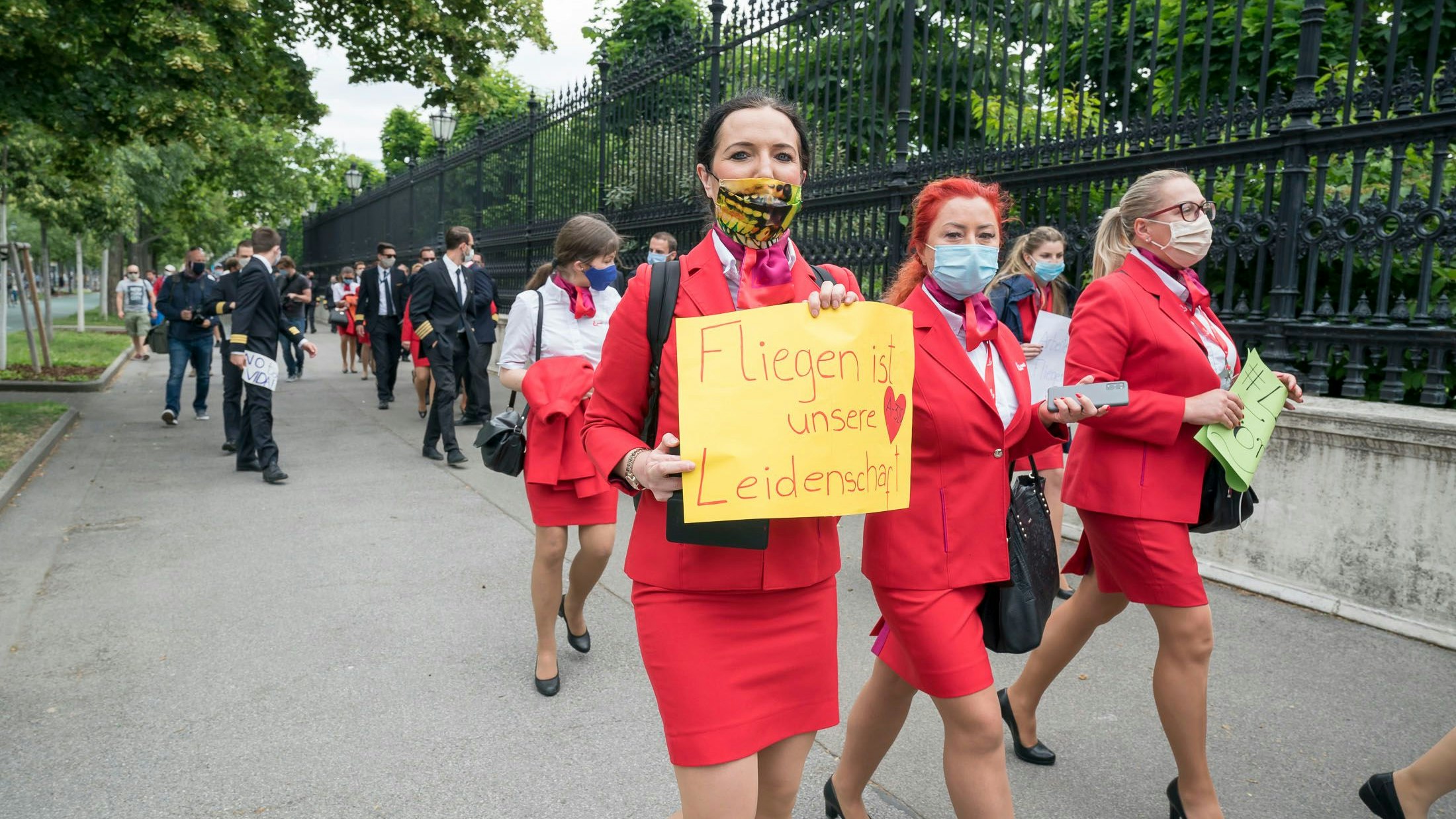 Mitarbeiter der Fluglinie laudamotion protestieren am Wiener Heldenplatz gegen das Ergebnis der Gewerkschafts-Verhandlungen mit der Muttergesellschaft Ryanair