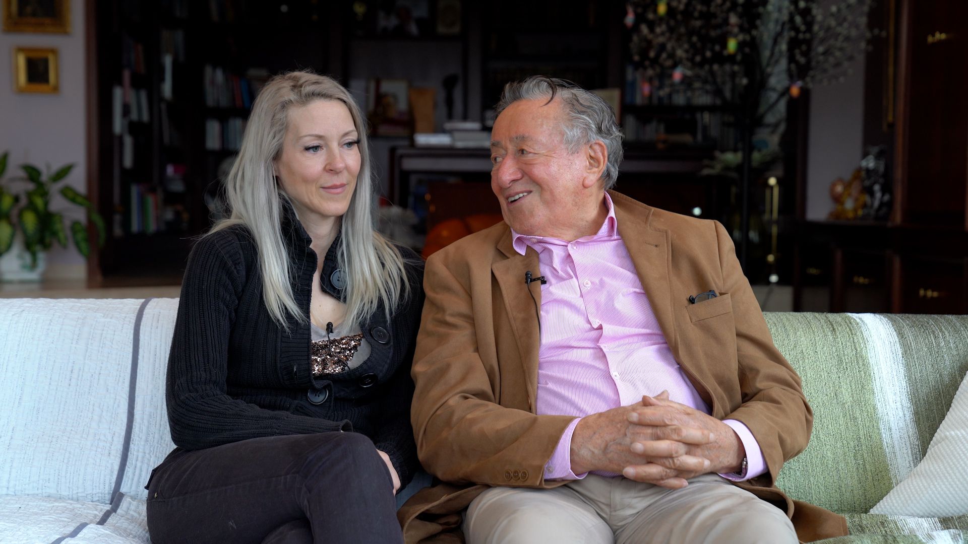 Ganz verliebt himmelt Richard Lugner sein 