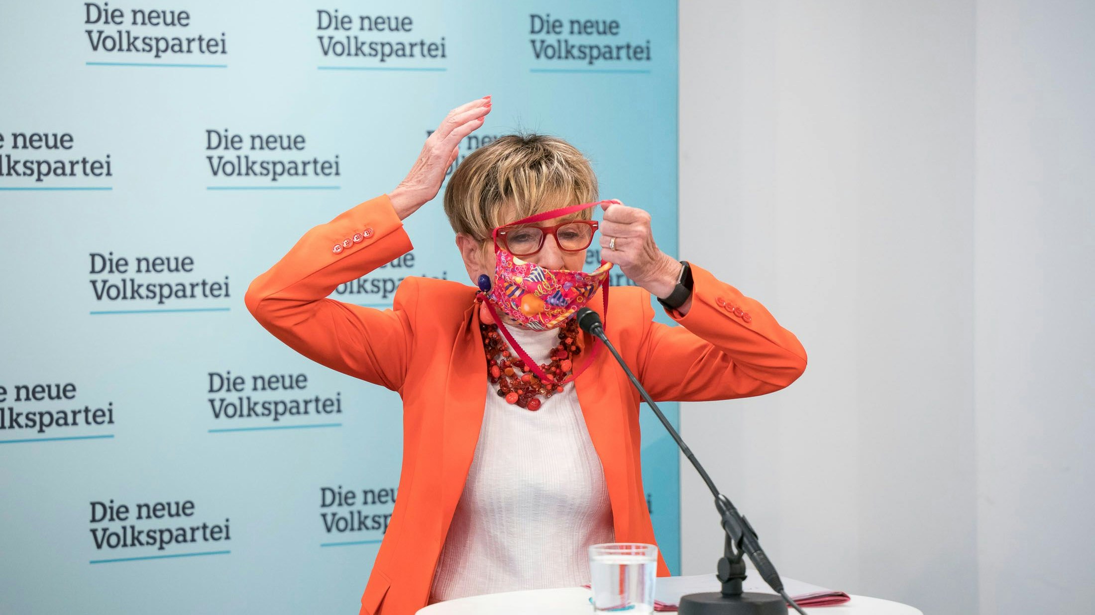 ÖVP-Pensionistenvertreterin Ingrid Korosec hat leichte Probleme mit ihrer Maske