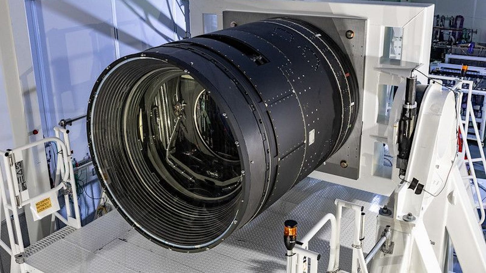 Sie ist die größte jemals für die Astronomie gebaute Digitalkamera. Mit 700 Millionen US-Dollar&nbsp;ist sie vermutlich auch die teuerste Kamera der Welt. Die Kamera hat in etwa die Größe eines Kleinwagens und wiegt rund 3.000 Kilogramm, ihre Frontlinse hat einen Durchmesser von 1,60 Meter – die größte Linse, die je für diesen Zweck gebaut wurde.