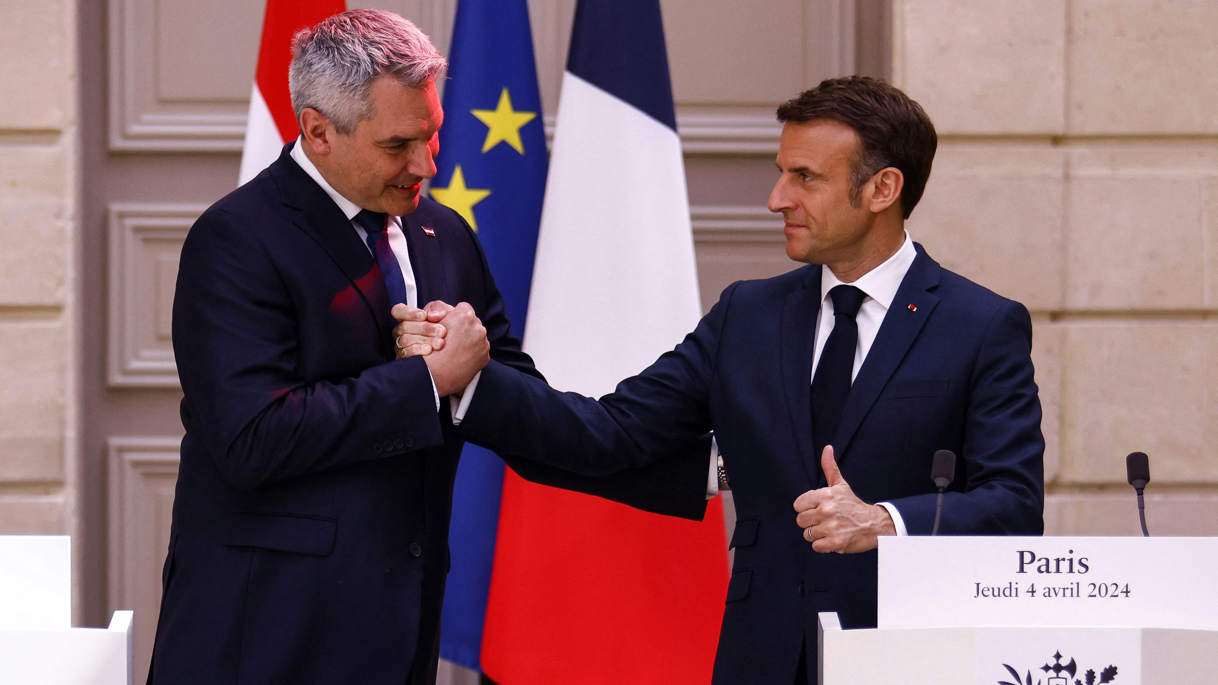 Ein Handschlag, der Bände spricht: Bundeskanzler Karl Nehammer (ÖVP) und Frankreichs Präsident Emmanuel Macron in Paris