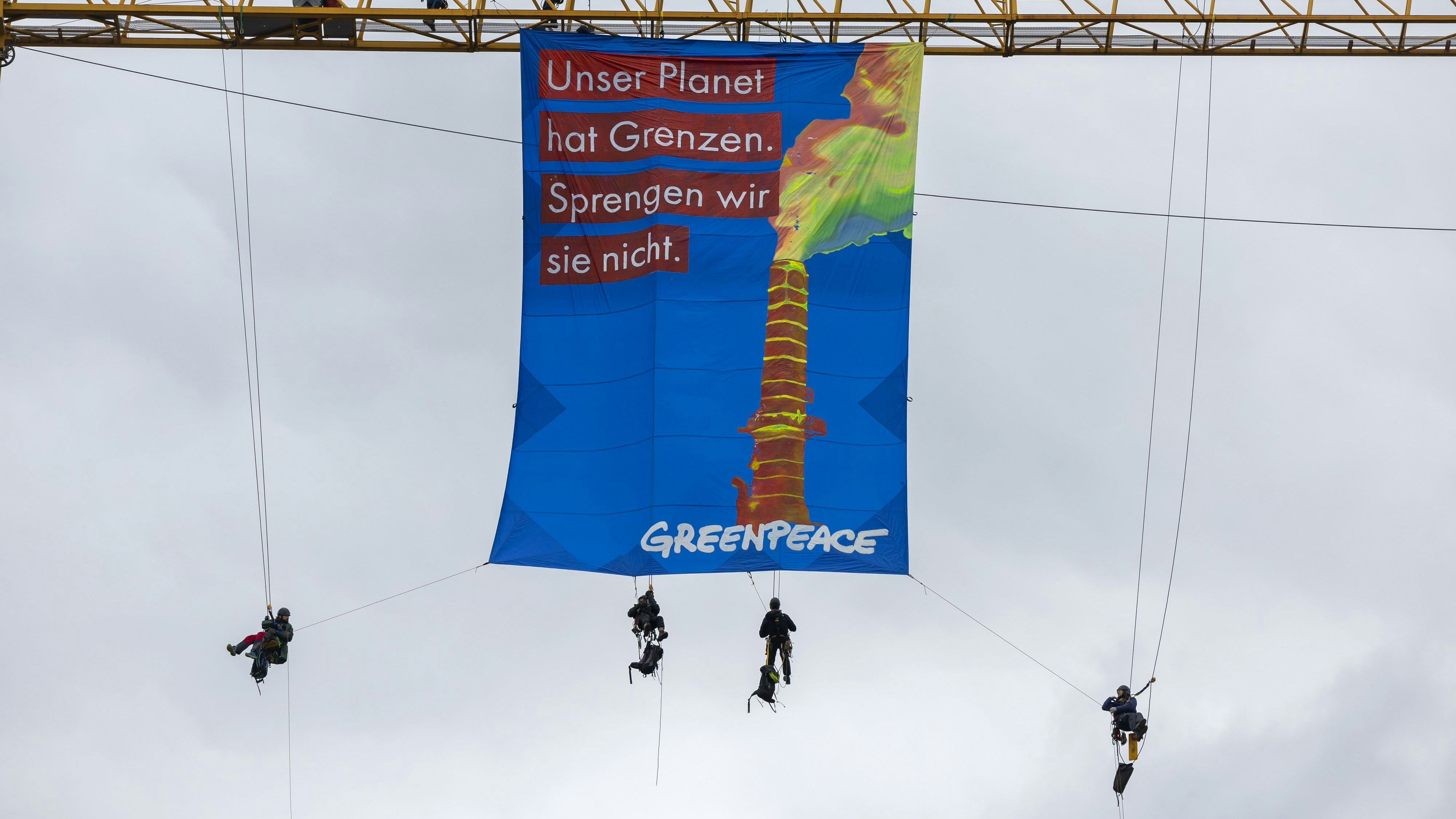 Download von www.picturedesk.com am 05.04.2024 (11:05).  Greenpeace-Aktivisten entrollen am Swiss Overshoot Day auf dem Baukran auf der Baustelle der Nationalbank ein Transparent, am Samstag, 13. Mai 2023, auf dem Bundesplatz in Bern. (KEYSTONE/Peter Klaunzer) - 20230513_PD1870 - Rechteinfo: Rights Managed (RM)