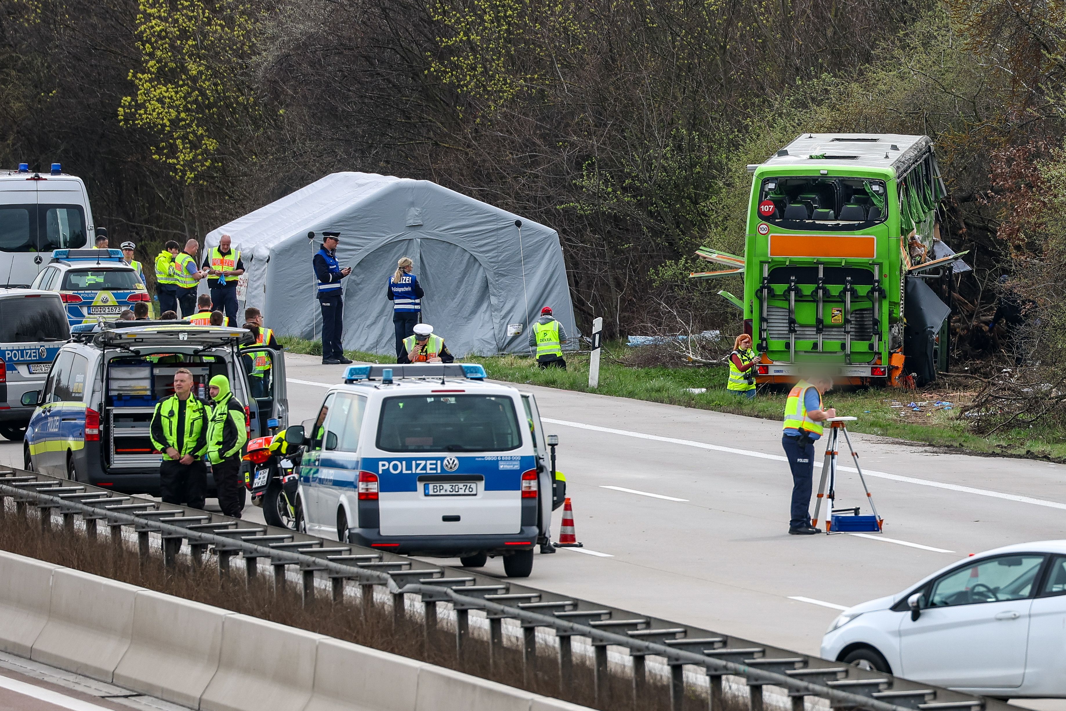 Vier Tote und über 30 Verletzte: Am Mittwochmorgen (27. März 2024) verunfallte ein Flixbus in der Nähe von Leipzig (Deutschland) schwer.