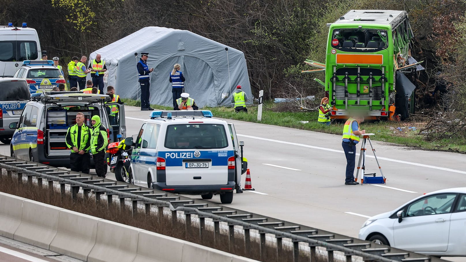 Vier Tote und über 30 Verletzte: Am Mittwochmorgen (27. März 2024) verunfallte ein Flixbus in der Nähe von Leipzig (Deutschland) schwer.