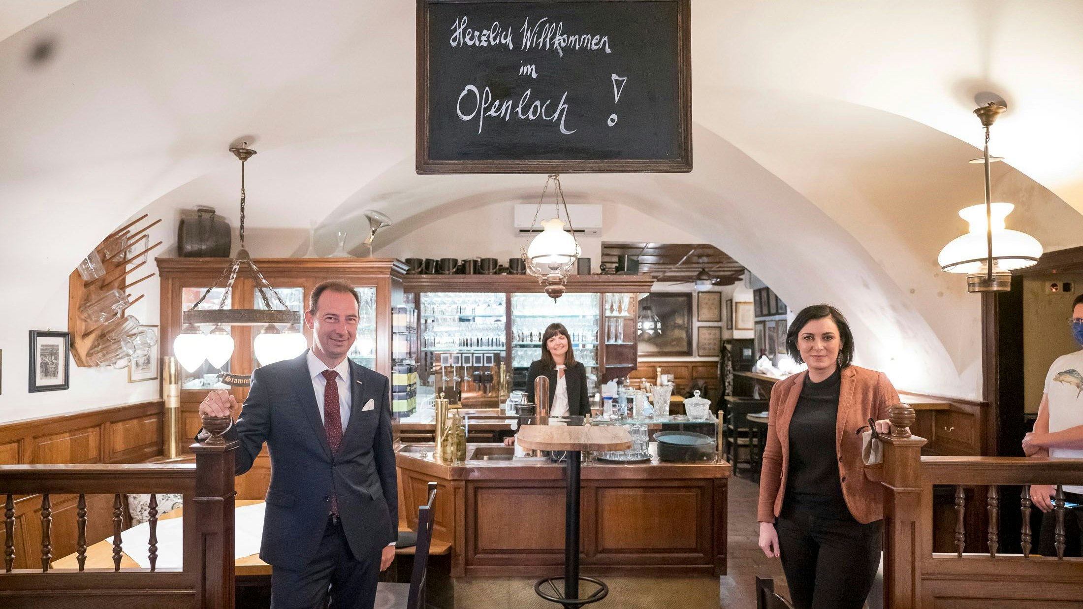 Besuch von Ministerin Elisabeth Köstinger im Wiener Lokal "Ofenloch" anlässlich der Wiederöffnung der Gastronomiebetriebe 