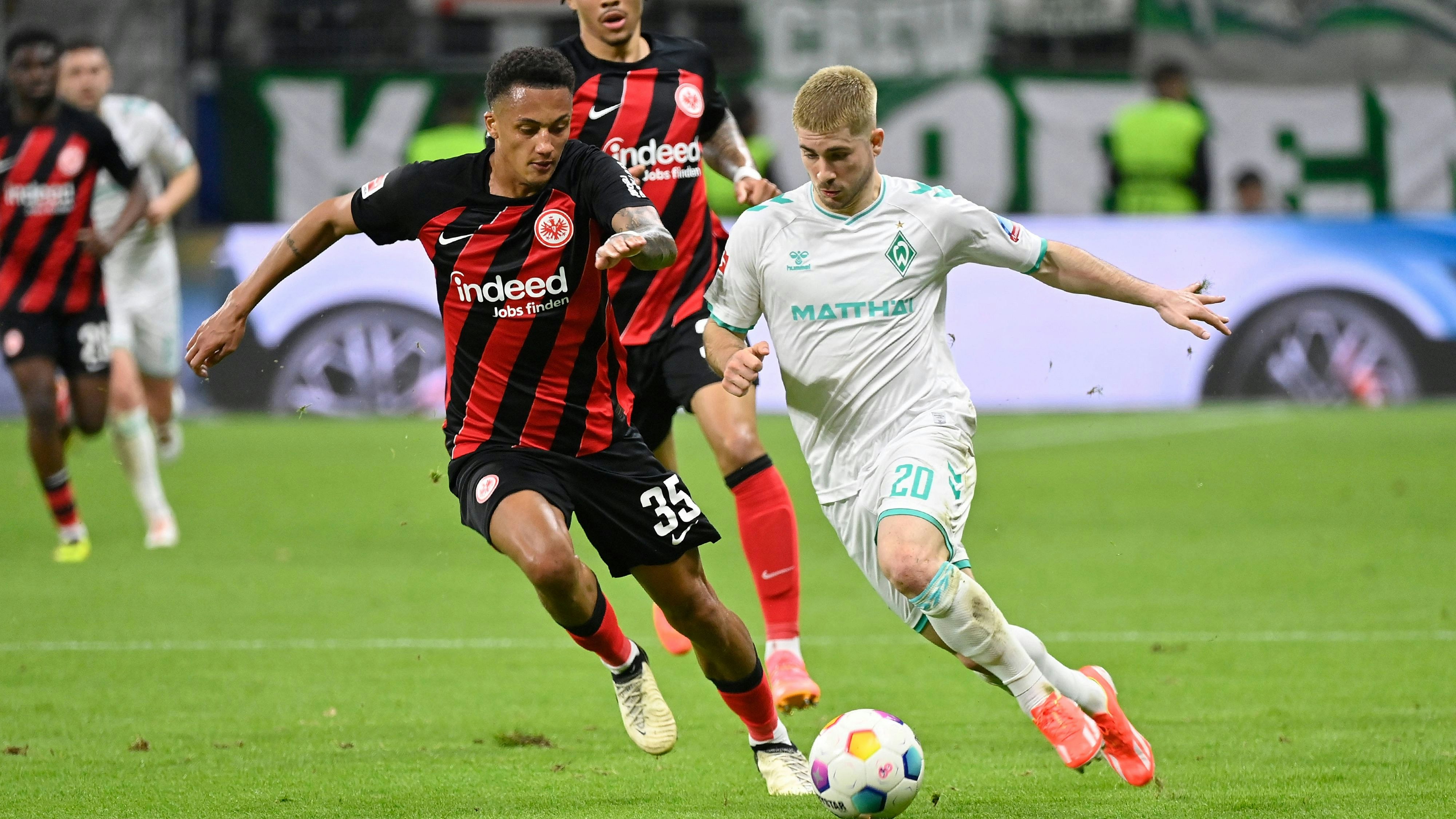 Romano Schmid im Duell mit Eintracht Frankfurt. 
