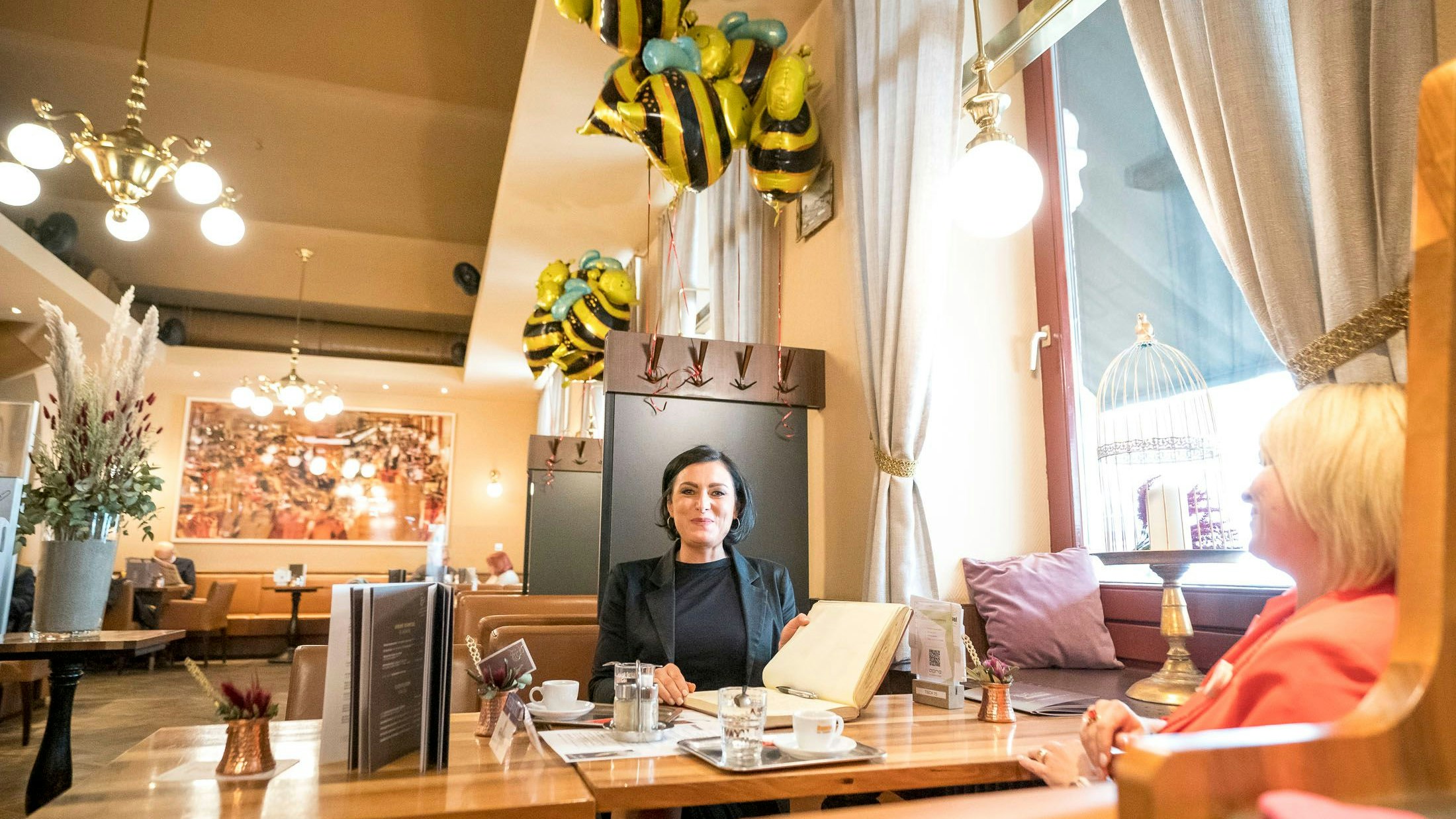 Gastro-Wiedereröffnung: Ministerin Elisabeth Köstinger besucht das Wiener Café Hummel