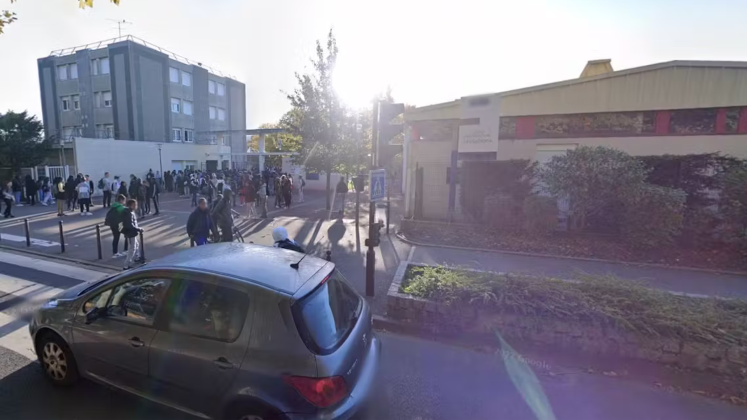 Ein 15-Jähriger ist in Viry-Châtillon südlich von Paris in der Nähe seiner Schule zusammengeschlagen worden und am 5. April 2024 an seinen Verletzungen gestorben.