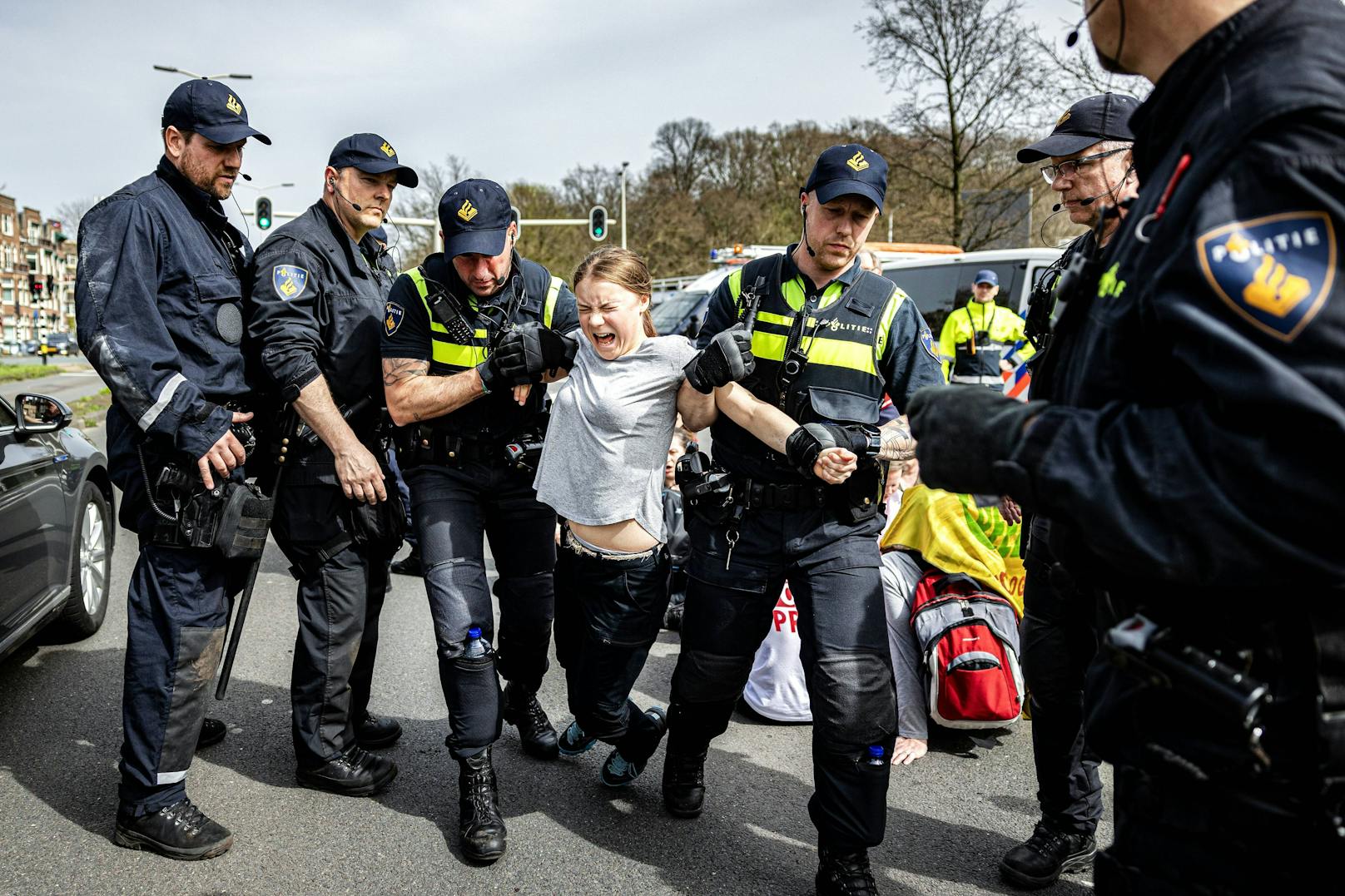 Greta Thunberg mit verzerrtem Gesicht bei der Festnahme