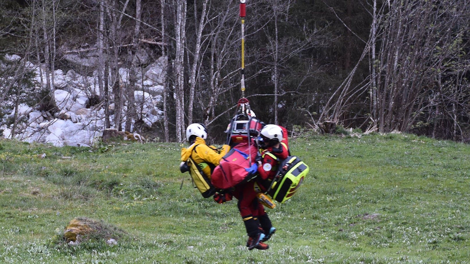 Der Mann wurde nach Erstversorgung per Helikopter ins Spital gebracht.