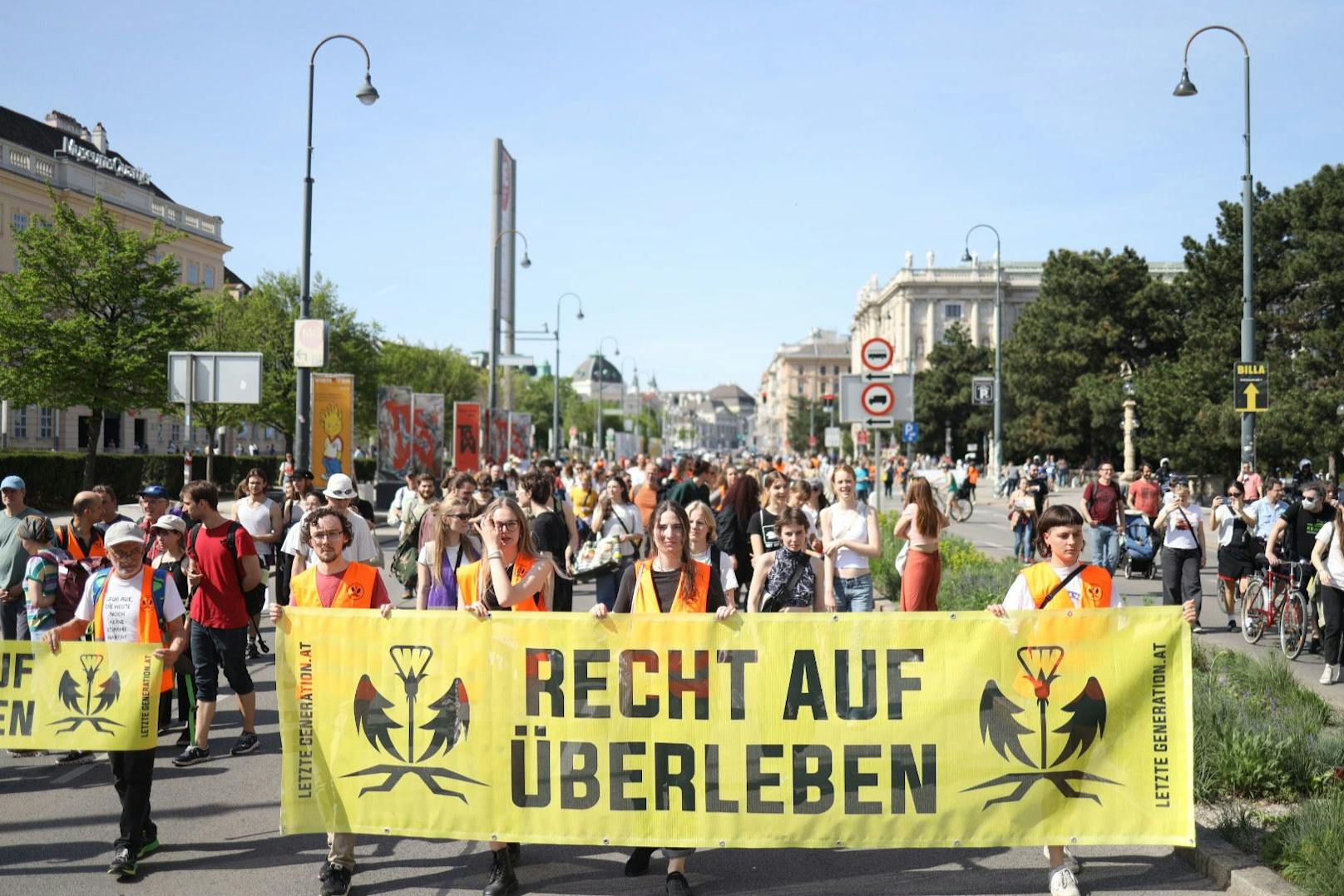 Bilder des Großprotests der Letzten Generation am Museumsplatz und vor dem Parlament am 6. März 2024.