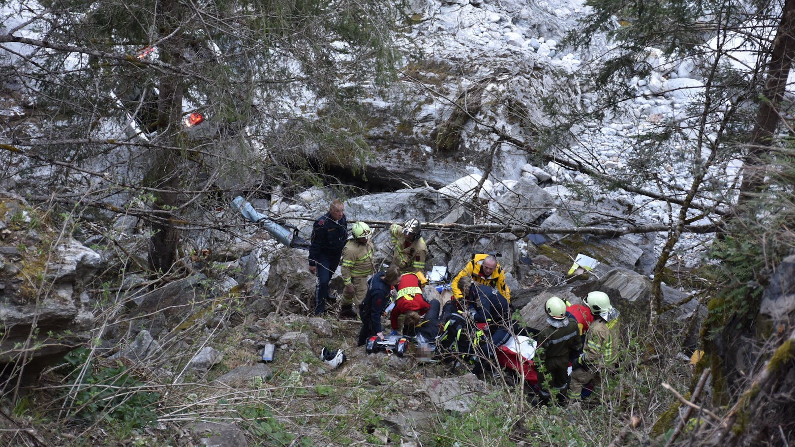 Einsatzkräfte der Polizei, Feuerwehr und Rettung am Unfallsort.