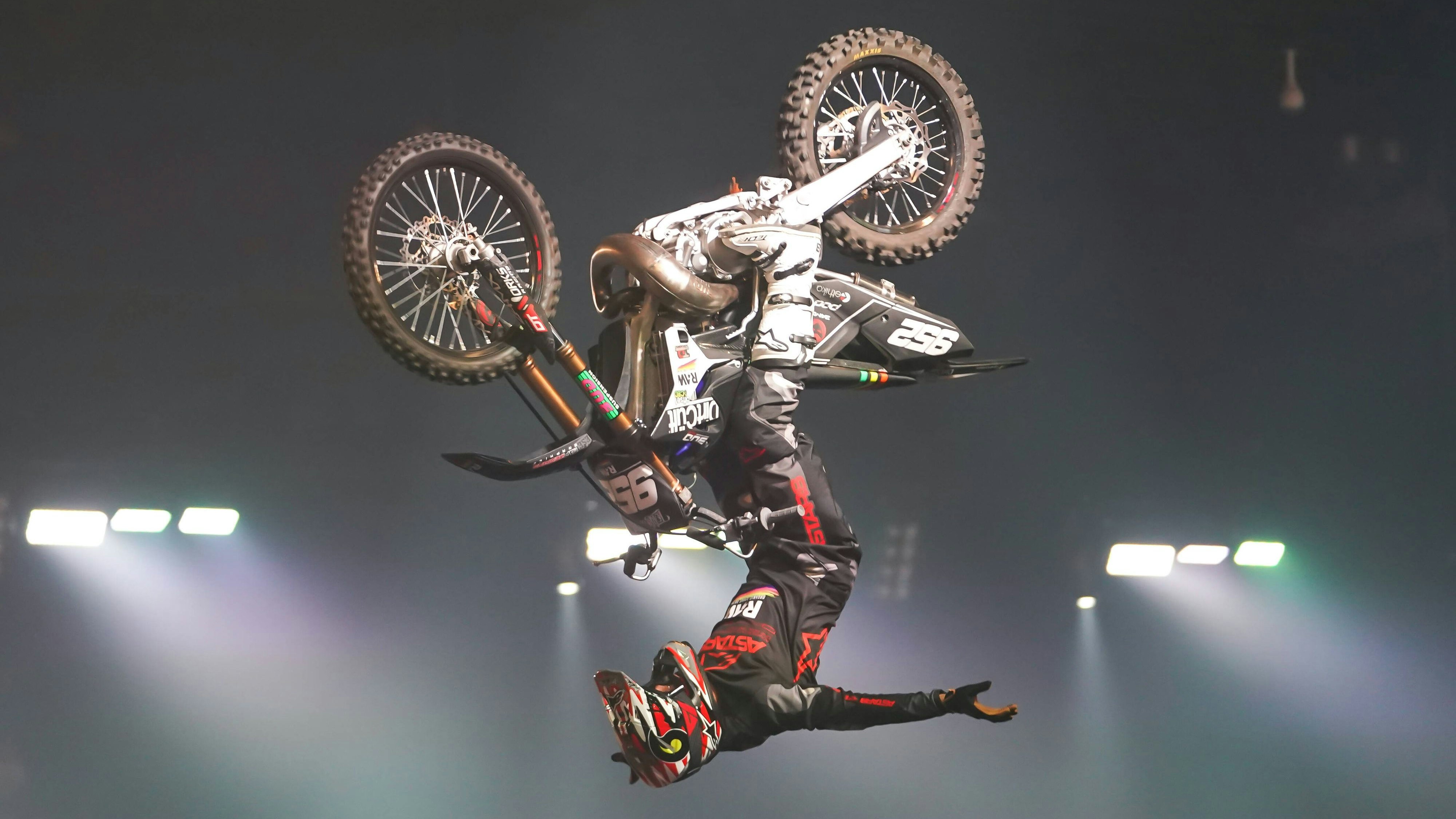 Motocross-Legende Edgar Torronteras bei einem "Backflip" während einer früheren "Masters of Dirt"-Show.