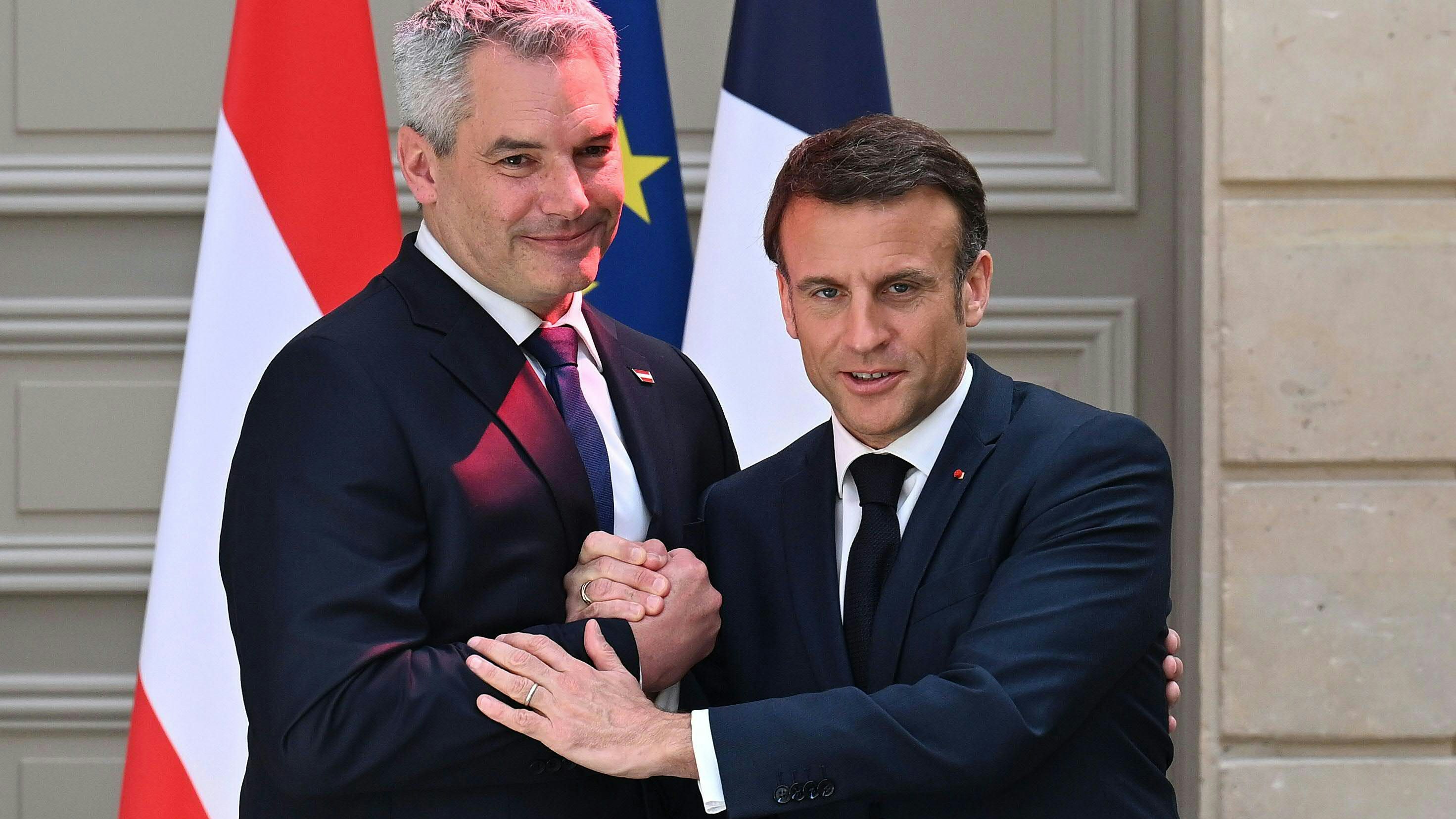 Tut beim Zusehen weh: Bundeskanzler Karl Nehammer beim Händedruck mit Frankreichs Präsident Emmanuel Macron