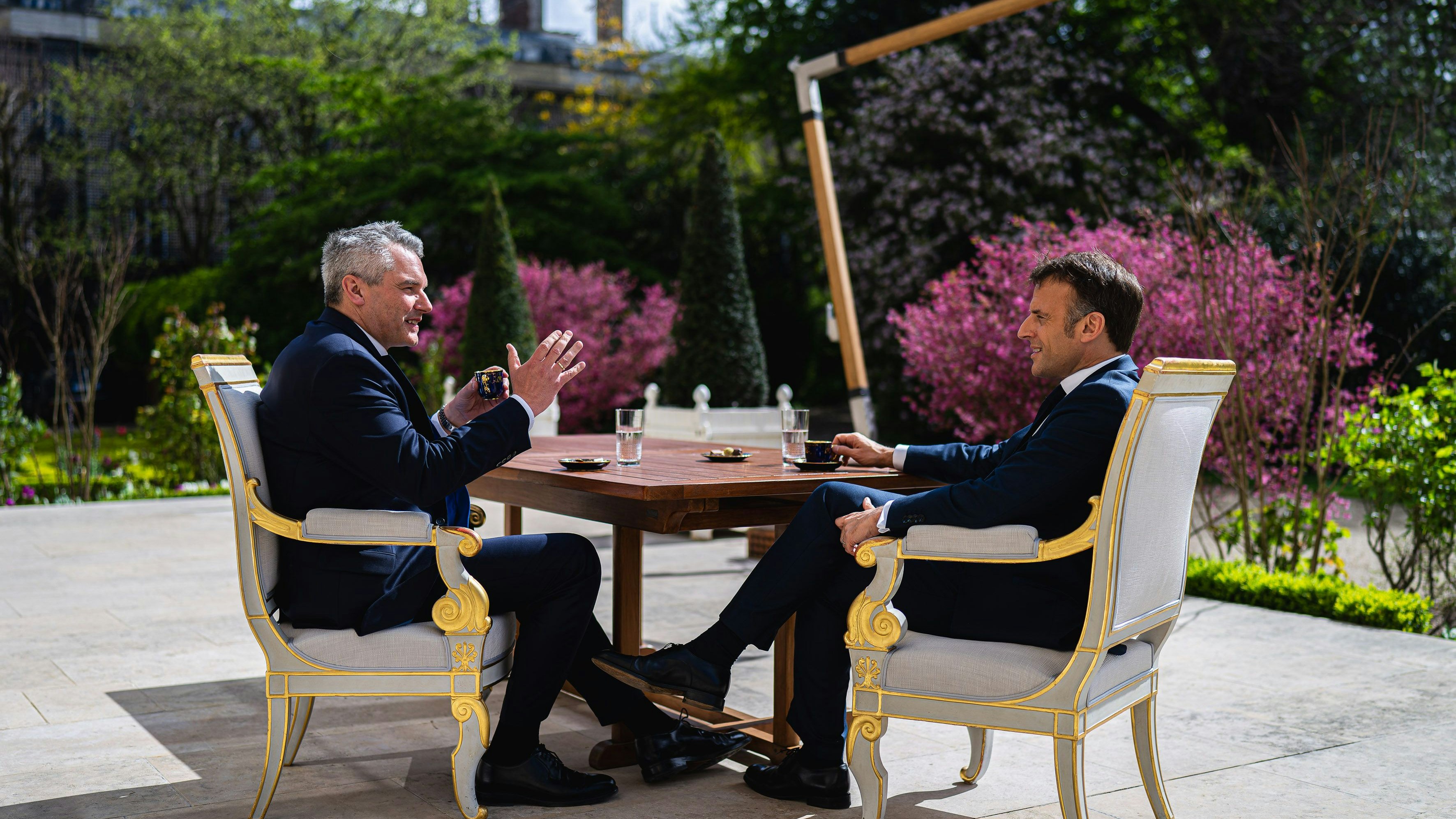 Hübsche Gartensessel: Bundeskanzler Karl Nehammer bei Frankreichs Präsident Emmanuel Macron vorm Elysée-Palast in der Pariser Innenstadt
