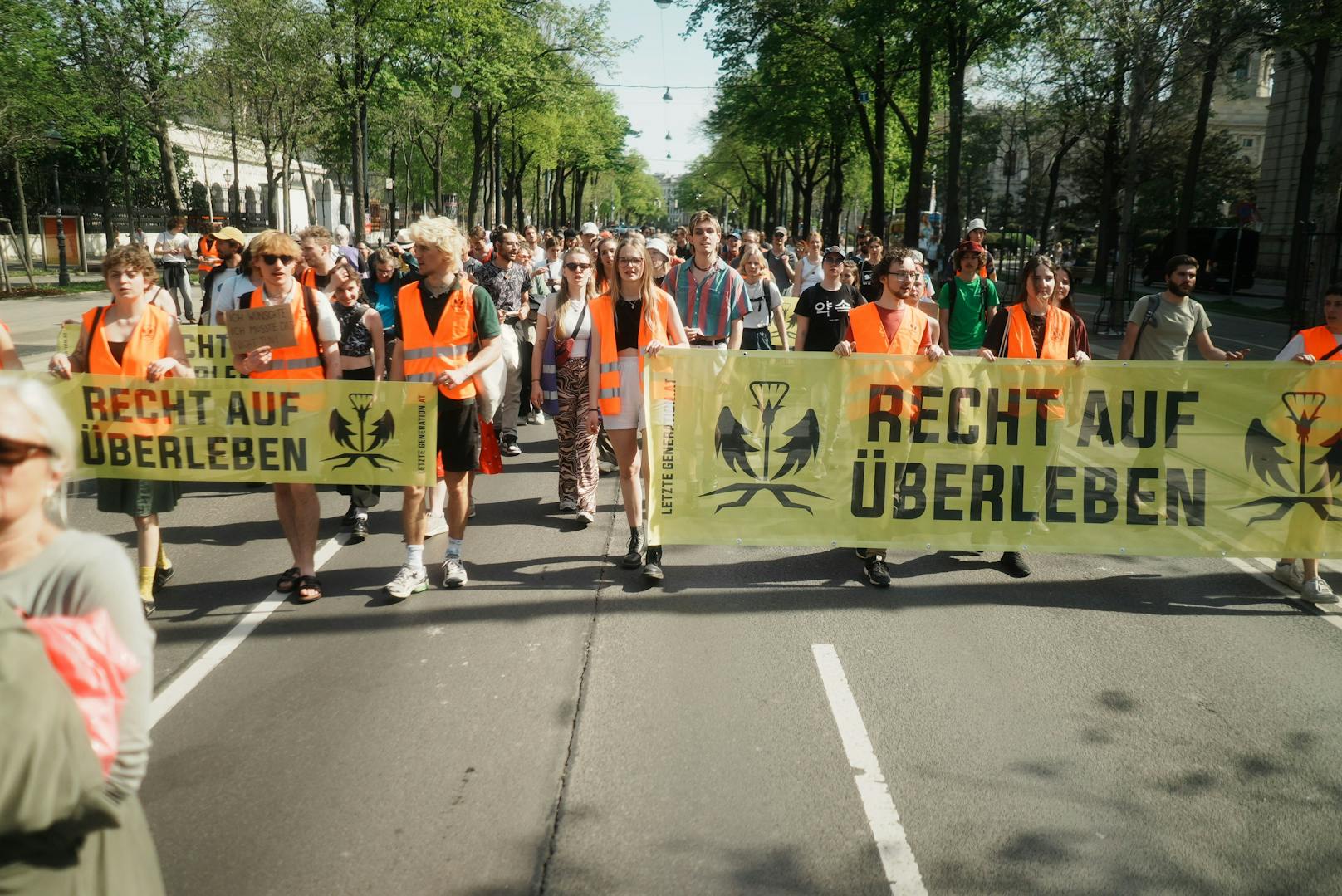 Bilder des Großprotests der Letzten Generation am Museumsplatz und vor dem Parlament am 6. März 2024.