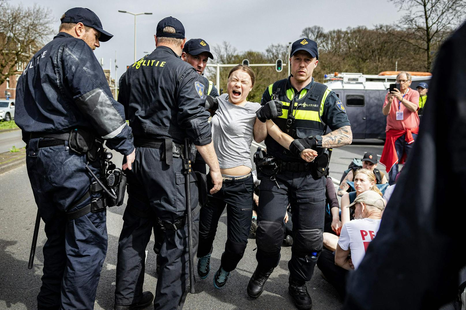 Die schwedische Klimaaktivistin bei der Festnahme am Samstag.