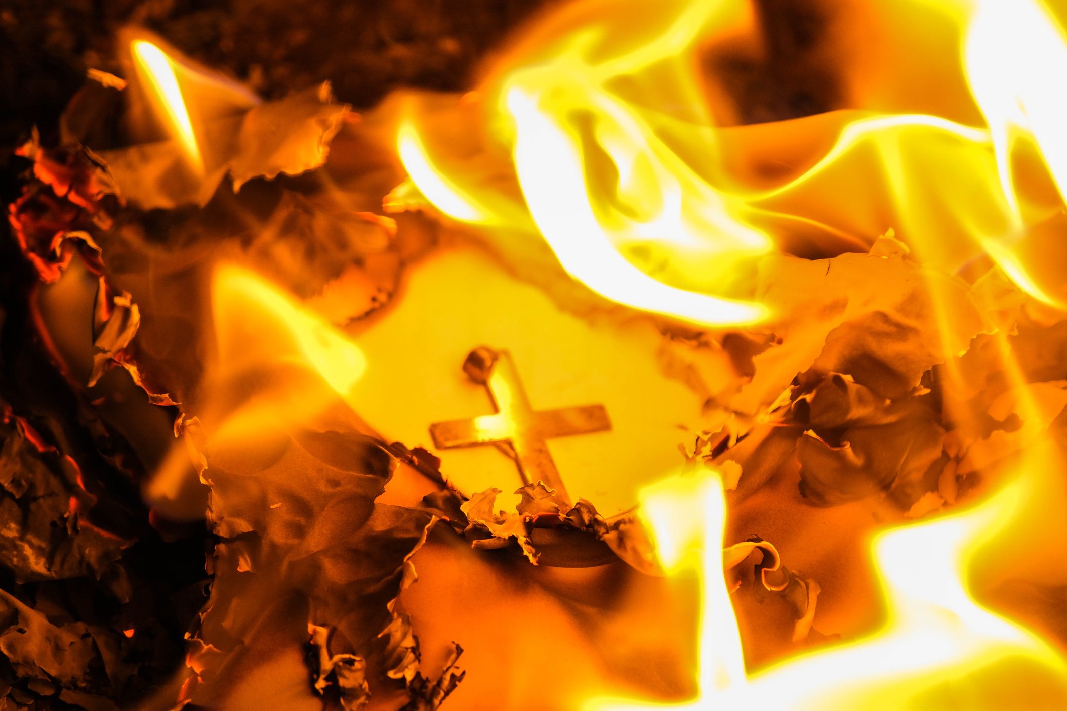 Unter anderem entzündeten die Täter ein Tuch beim Altartisch. (Symbolbild)