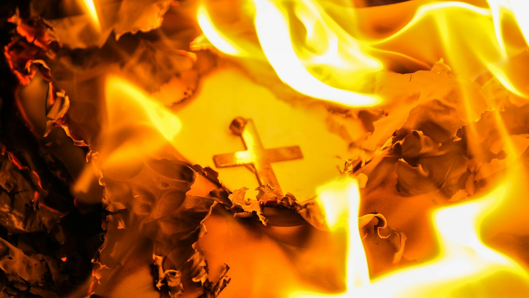 Unter anderem entzündeten die Täter ein Tuch beim Altartisch. (Symbolbild)