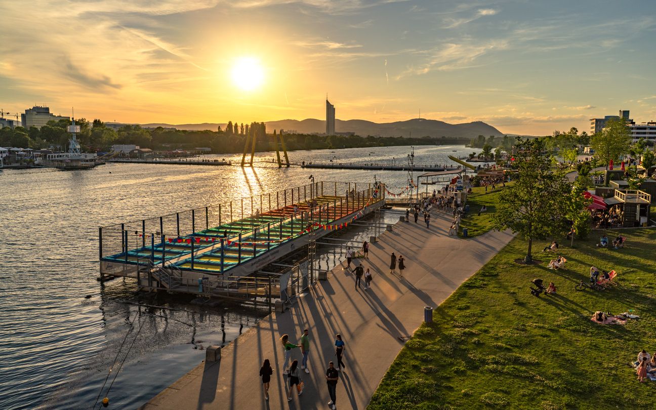 Die Neue Donau in Wien bei Sonnenuntergang. Archivbild.