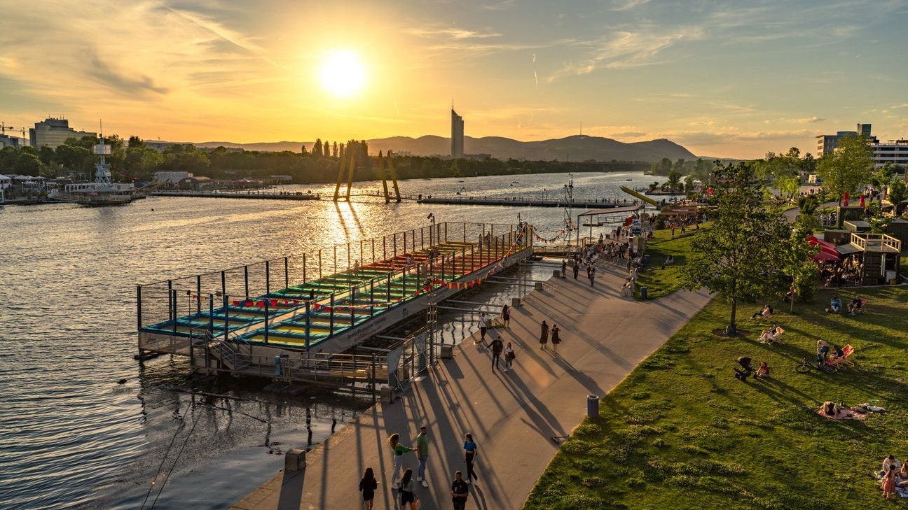 Die Neue Donau in Wien bei Sonnenuntergang. Archivbild.