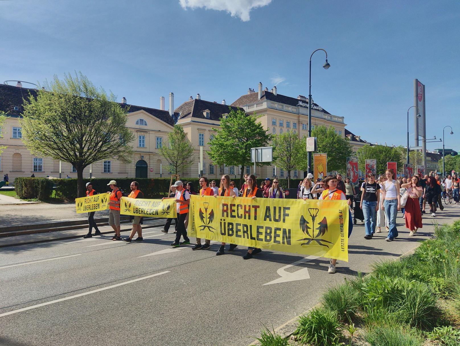 Bilder des Großprotests der Letzten Generation am Museumsplatz und vor dem Parlament am 6. März 2024.