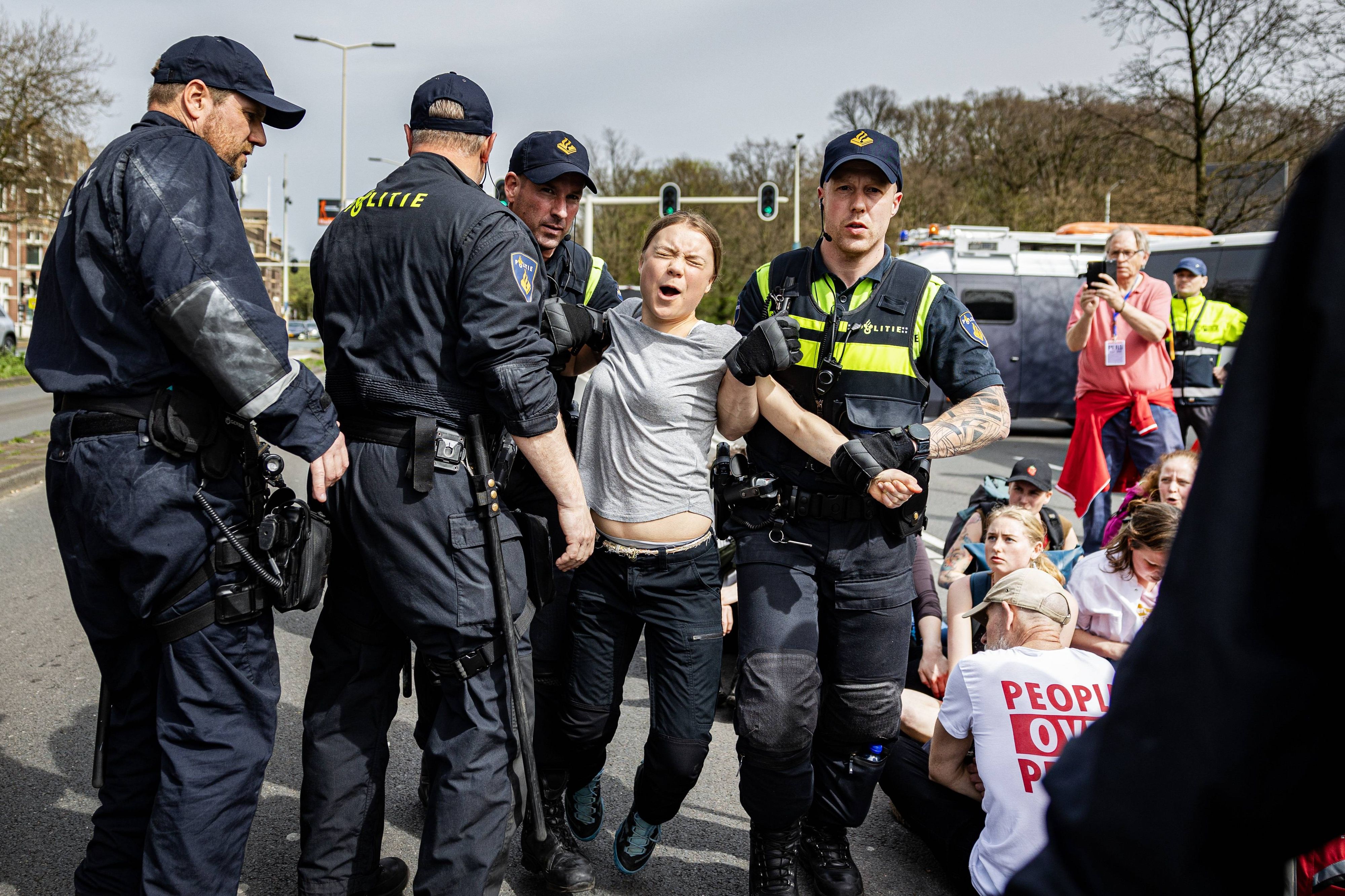 Nicht das erste Mal behördliche Probleme: Greta Thunberg bei einer Festnahme in den Den Haag. (Archivbild)