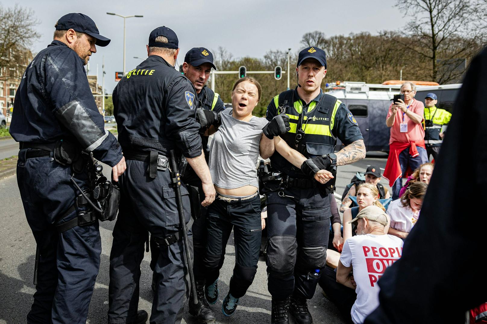 Die Polizeibeamten störten die Demo und führten die wohl berühmteste Klimaaktivistin ab.