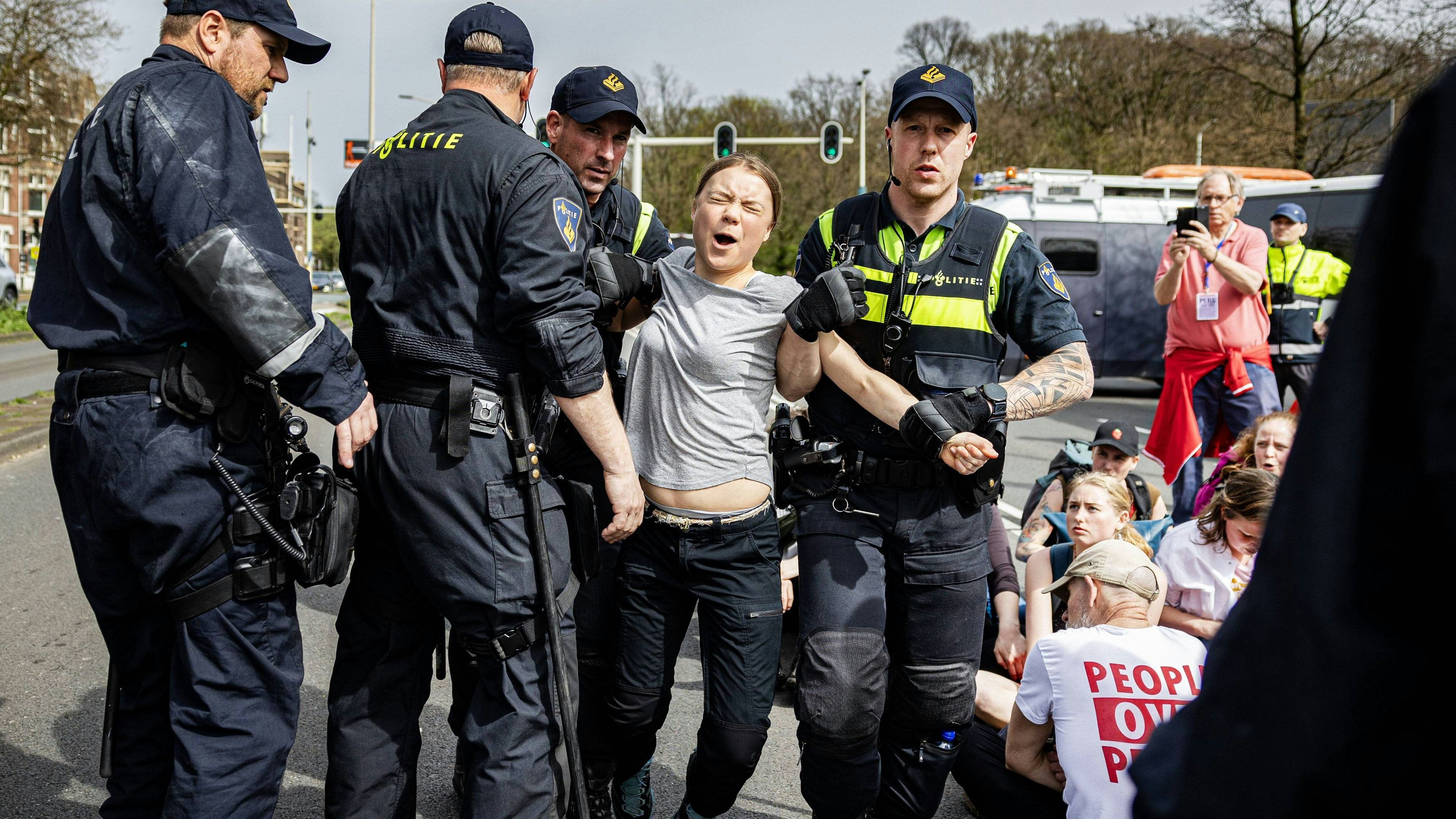 Die Polizeibeamten störten die Demo und führten die wohl berühmteste Klimaaktivistin ab.