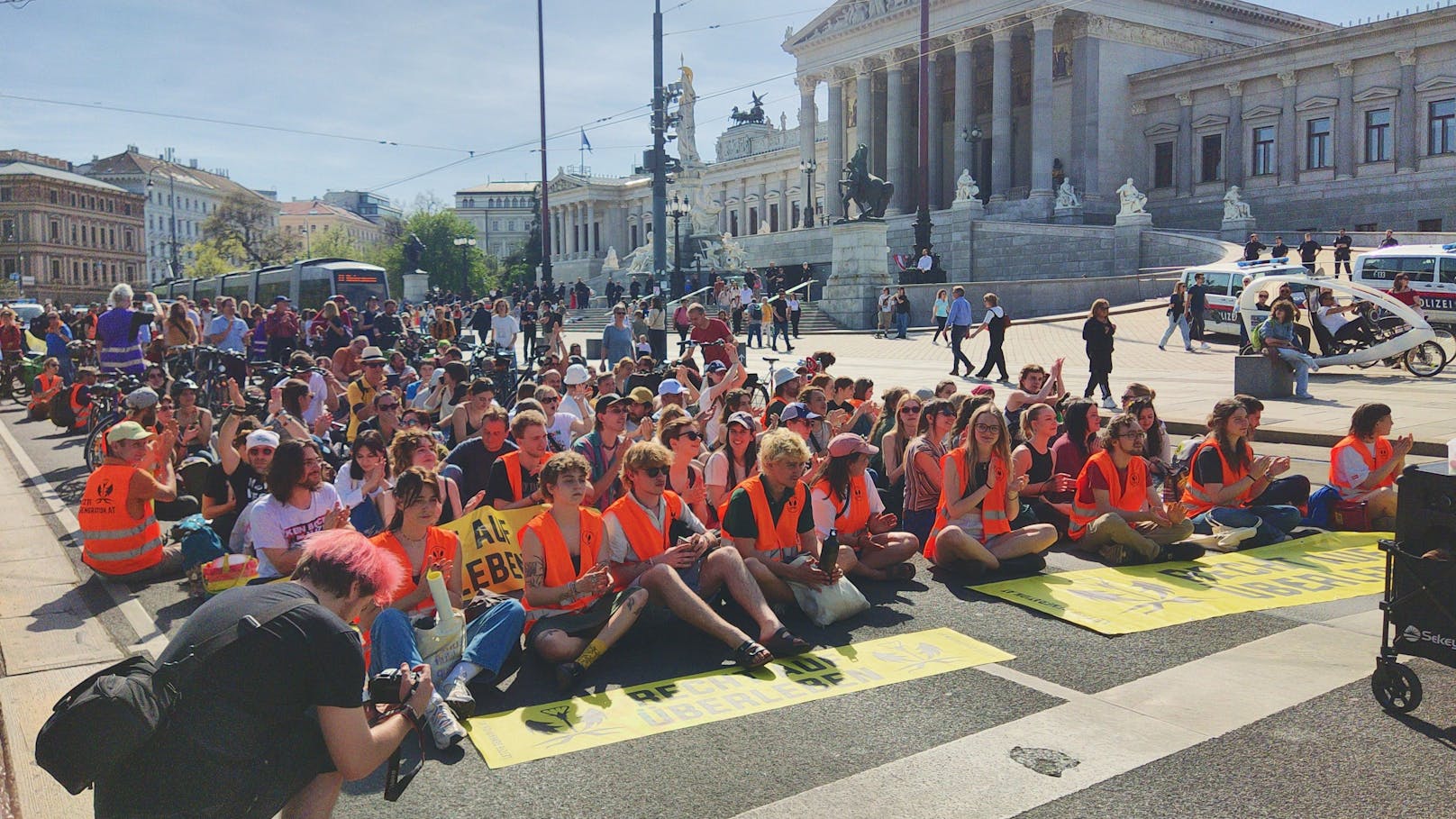 Hirn für Kanzler, Klebestation – Großprotest in Wien