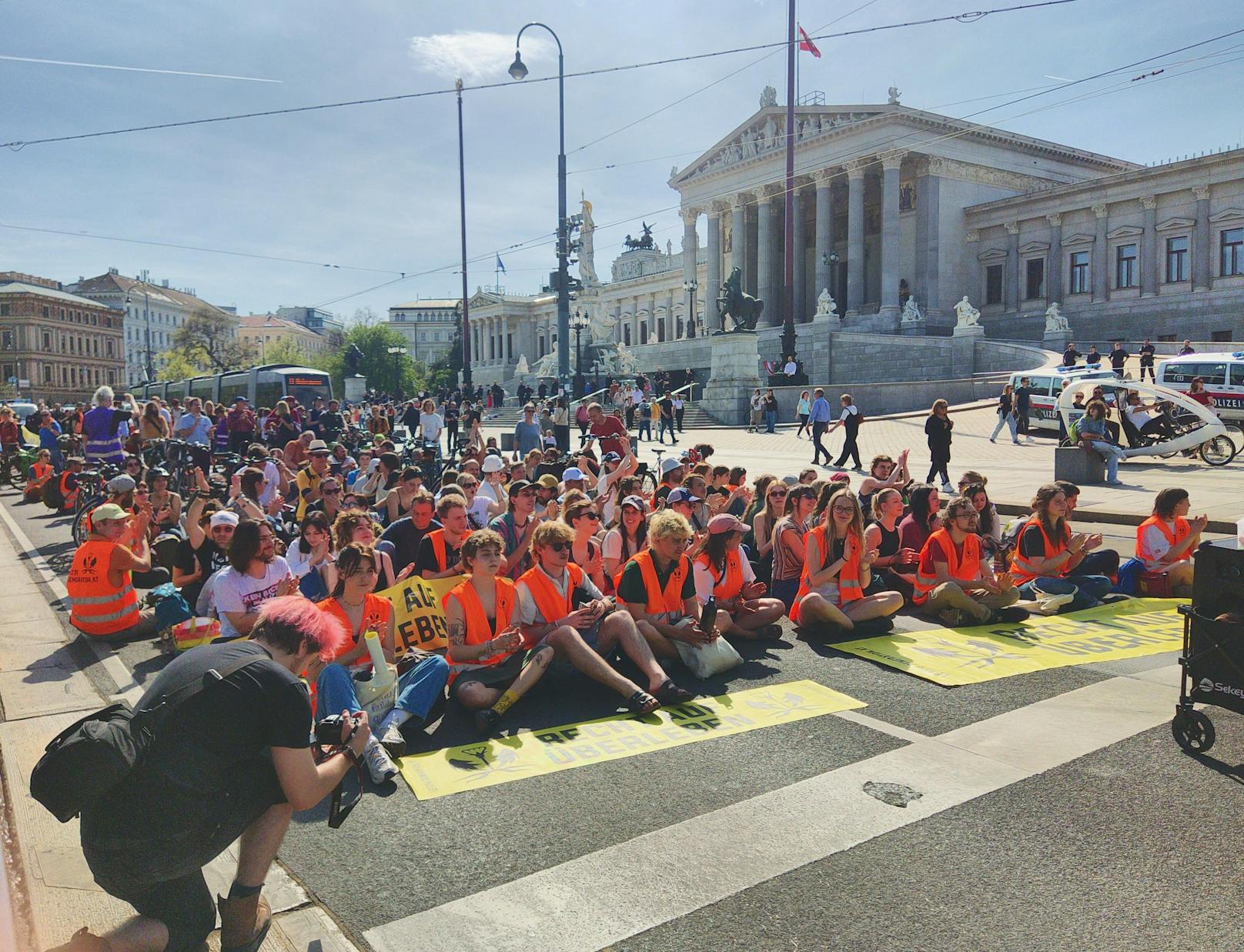 Bilder des Großprotests der Letzten Generation am Museumsplatz und vor dem Parlament am 6. März 2024.