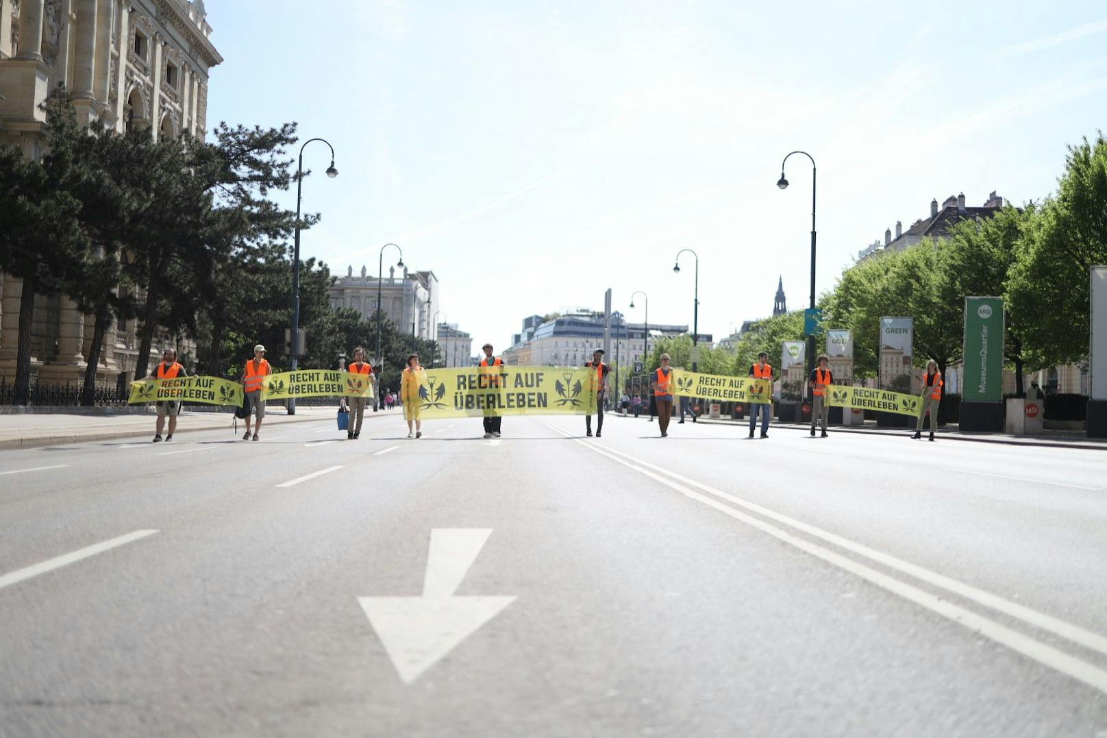 Bilder des Großprotests der Letzten Generation am Museumsplatz und vor dem Parlament am 6. März 2024.