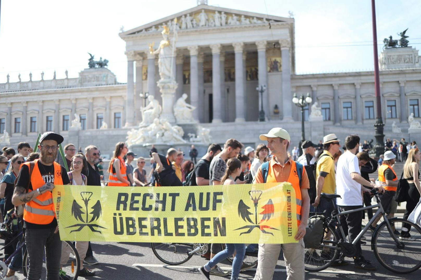 Bilder des Großprotests der Letzten Generation am Museumsplatz und vor dem Parlament am 6. März 2024.