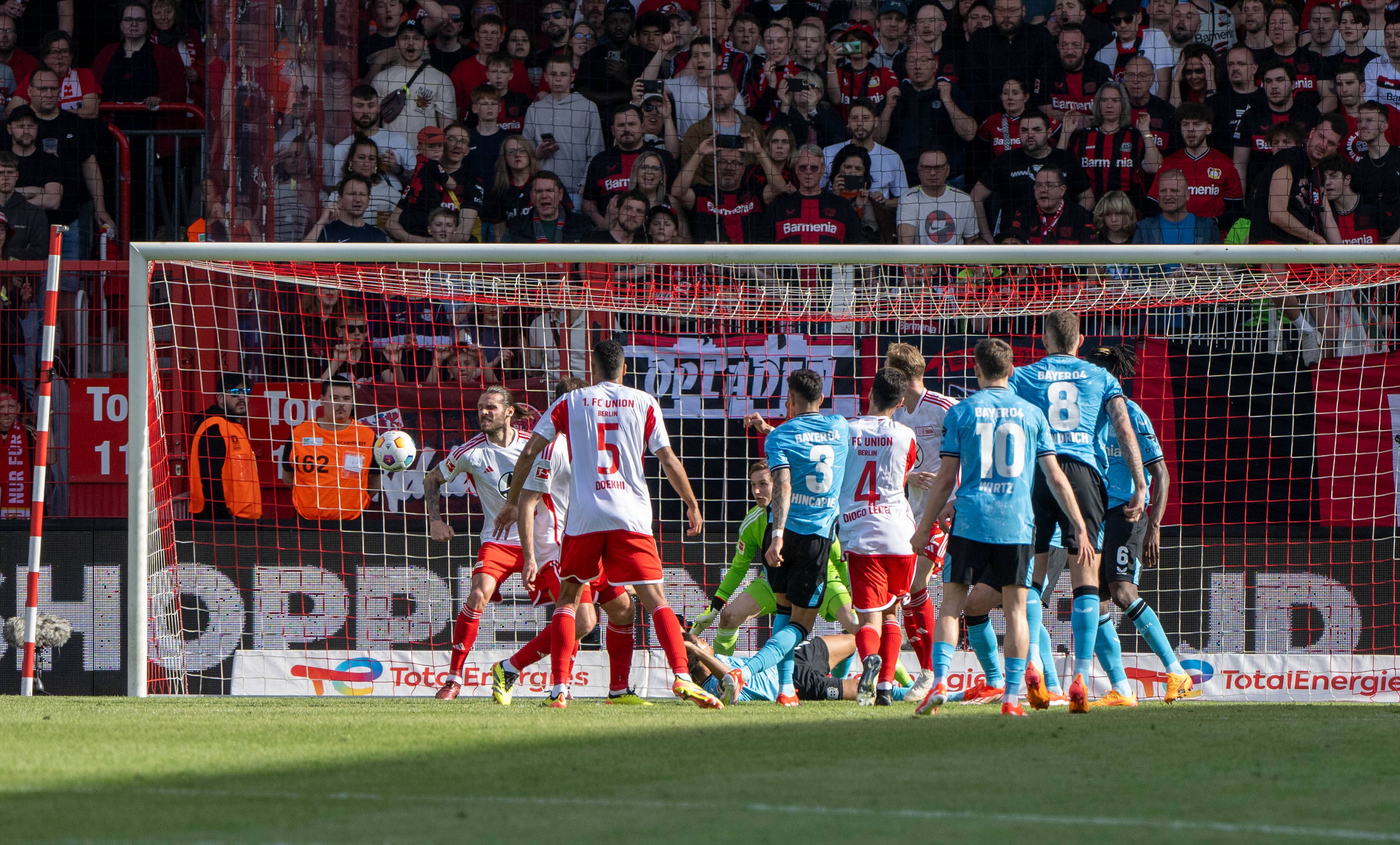 Christopher Trimmel lenkt den Ball mit dem Oberarm ab. 