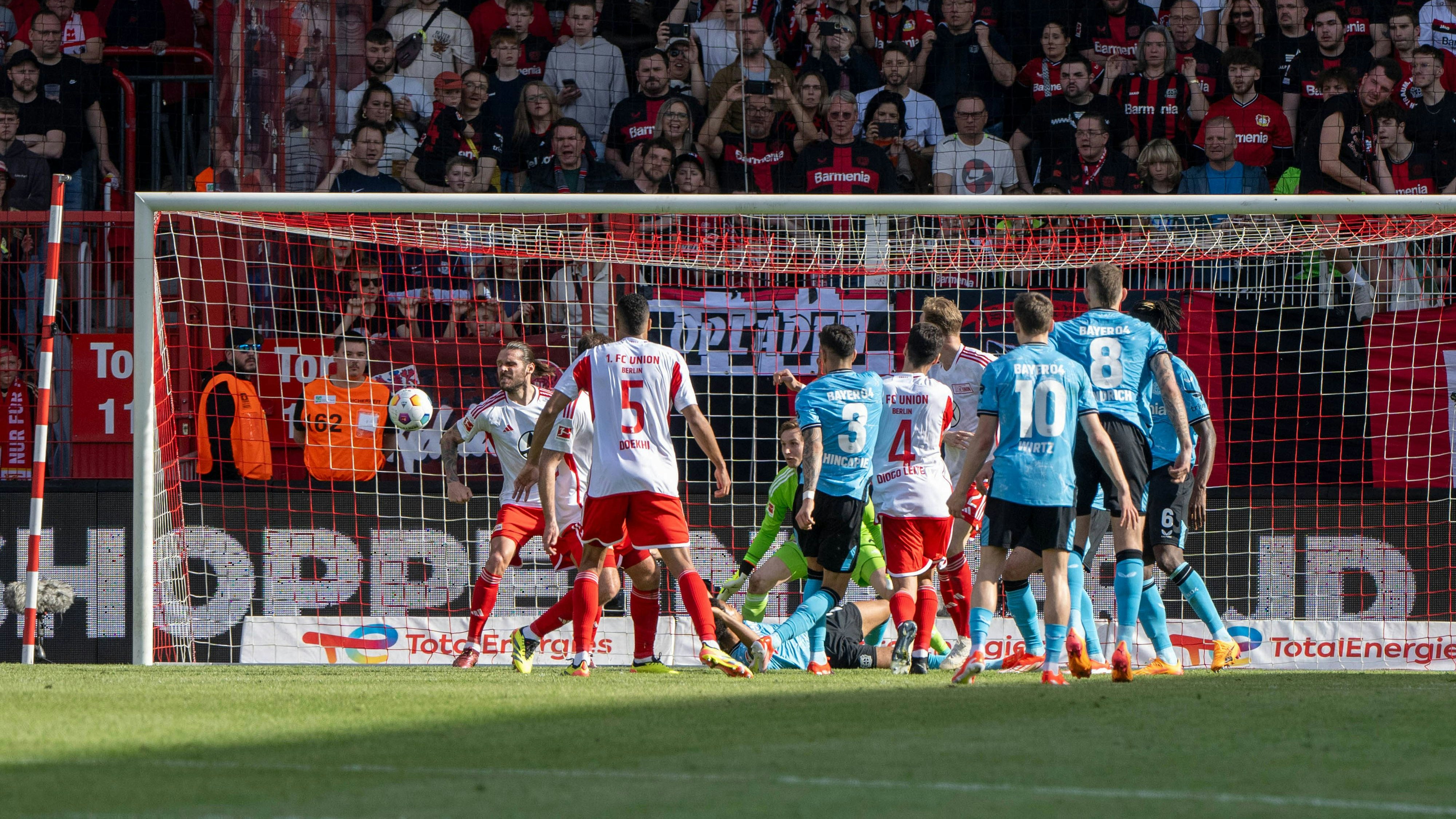 Christopher Trimmel lenkt den Ball mit dem Oberarm ab. 