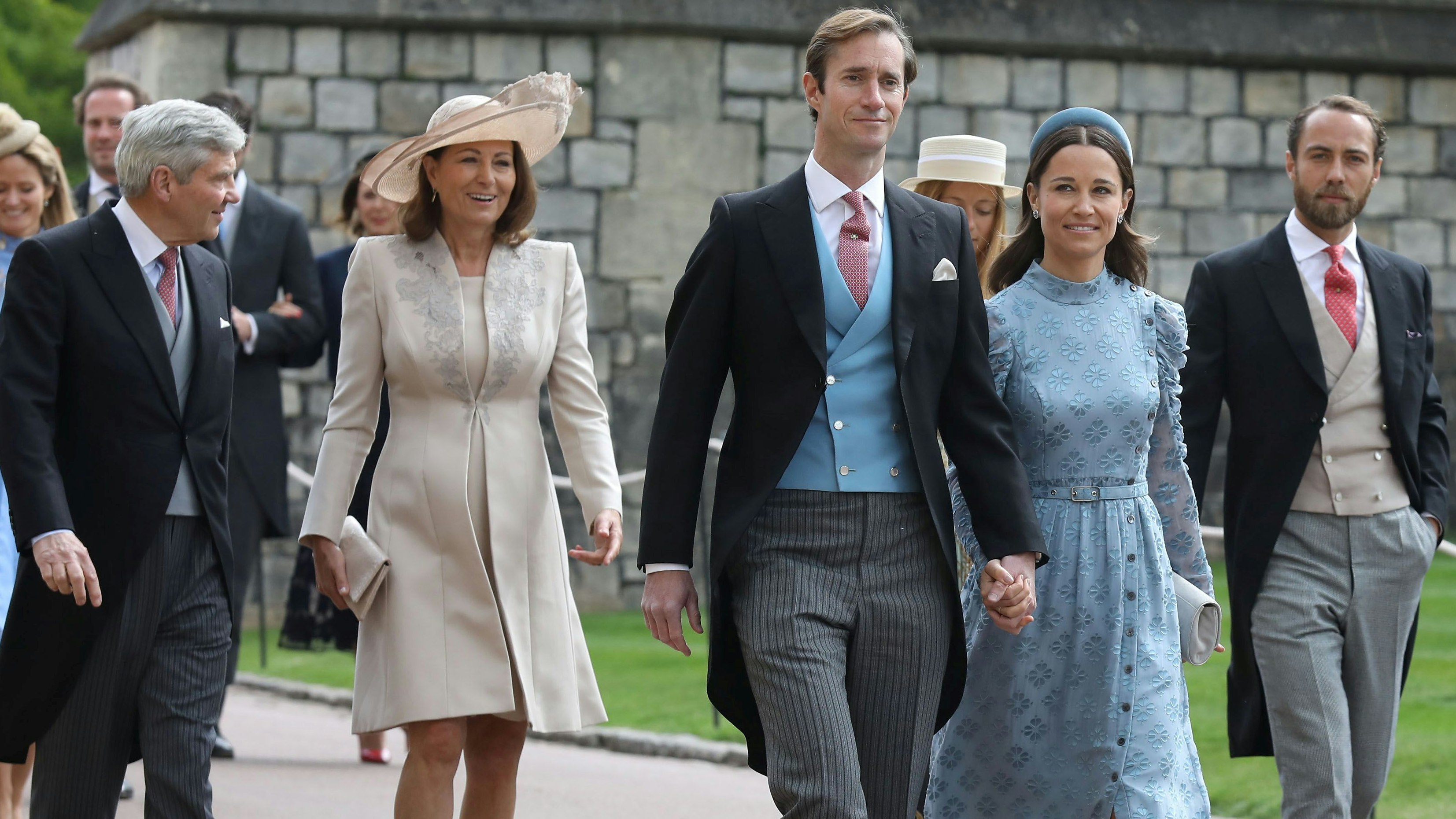 Kates Familie: Ihre Eltern Michael und Carole Middleton (links), ihre Schwester Pippa samt Ehemann James Matthews (mitte) und Catherines Bruder James Middleton (rechts).