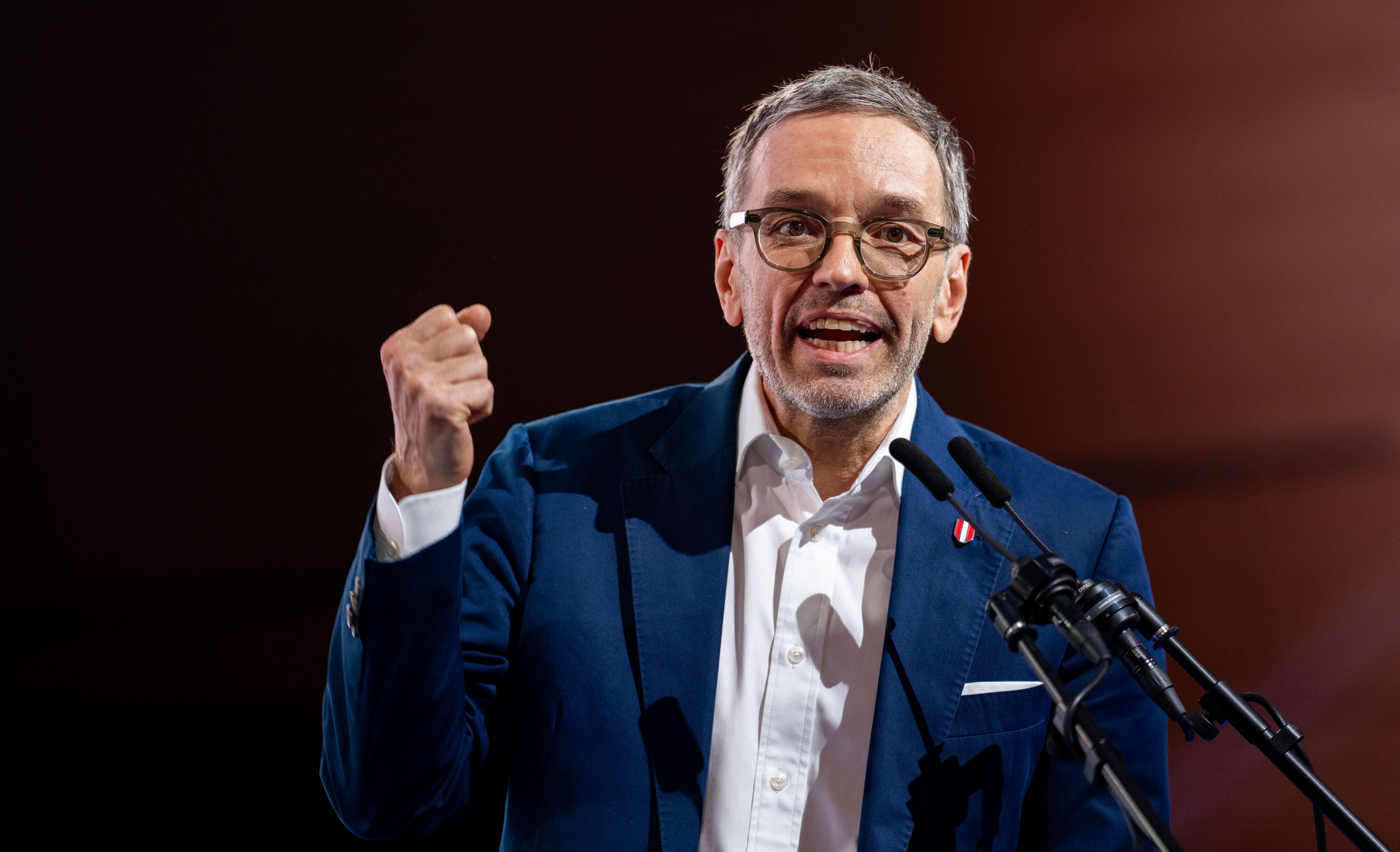 Herbert Kickl führt weiter in der Sonntagsfrage.