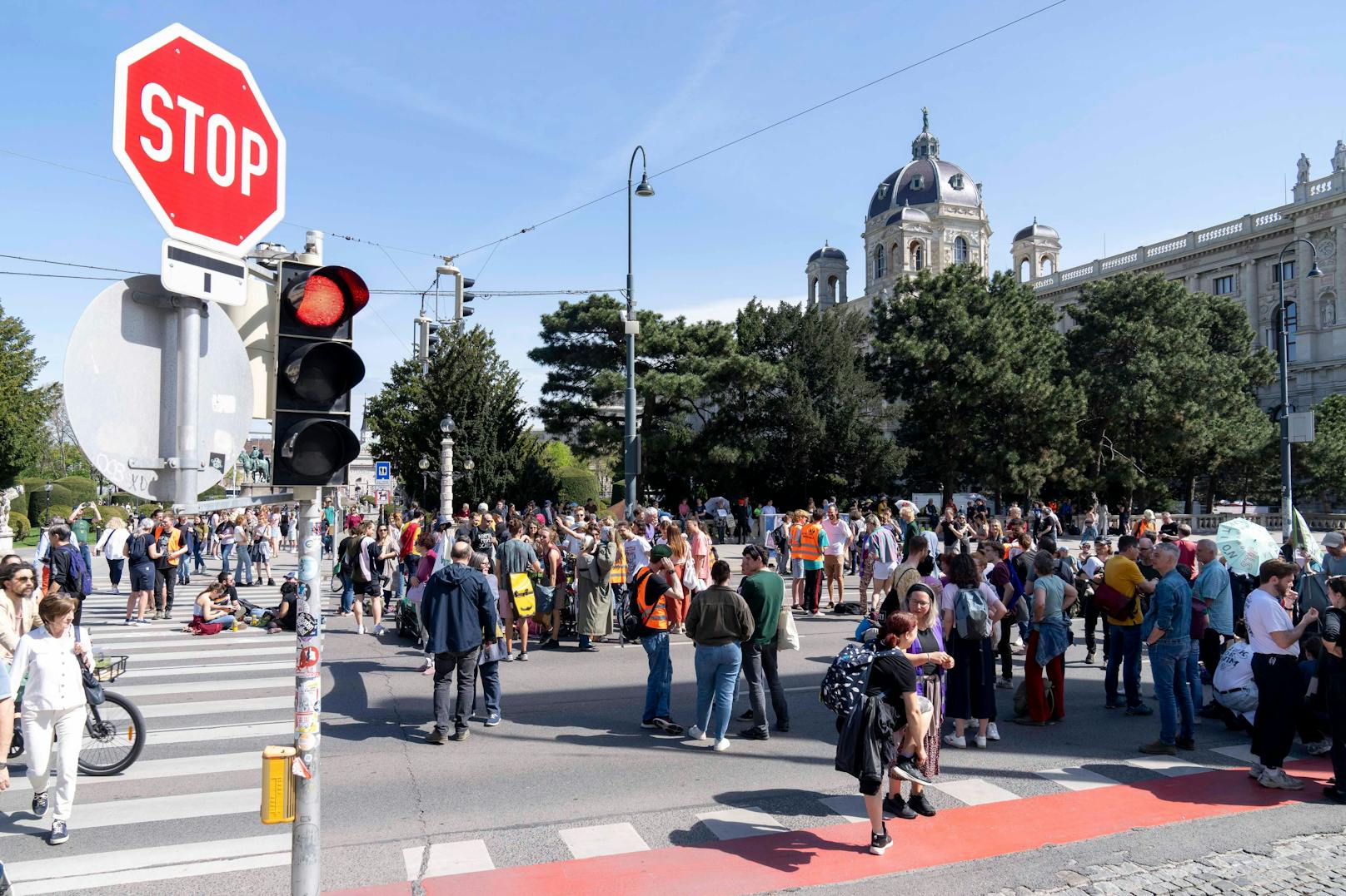 Bilder des Großprotests der Letzten Generation am Museumsplatz und vor dem Parlament am 6. März 2024.