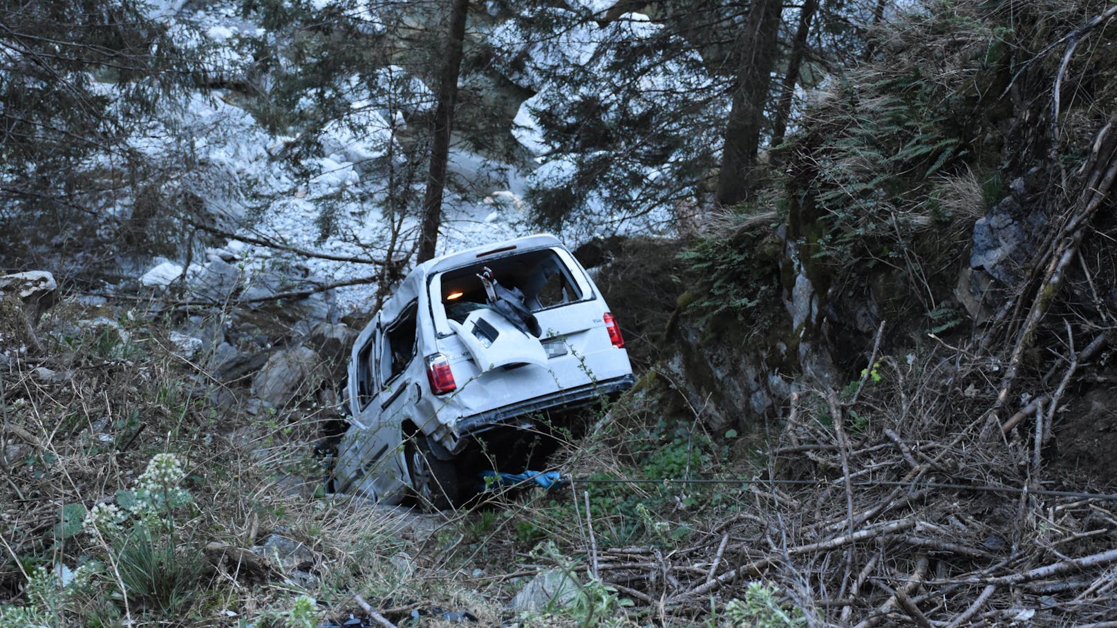 Der Mann stürzte bei einem Wendemanöver 30 Meter in die Zemmschlucht.