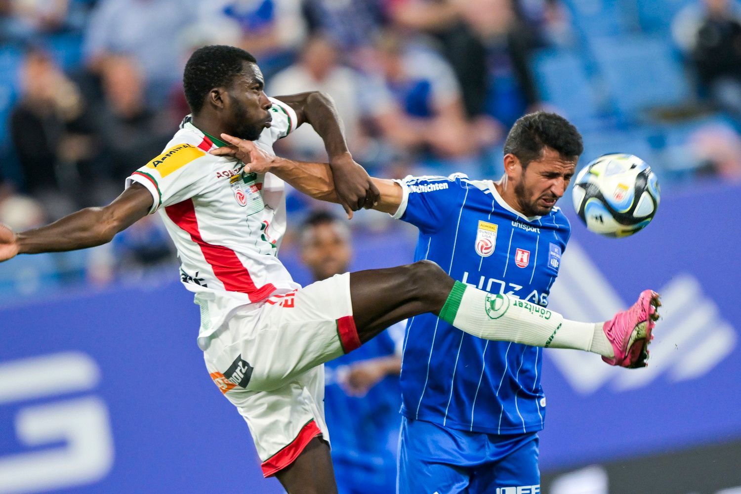 Blau-Weiß Linz im Duell mit Wolfsberg. 