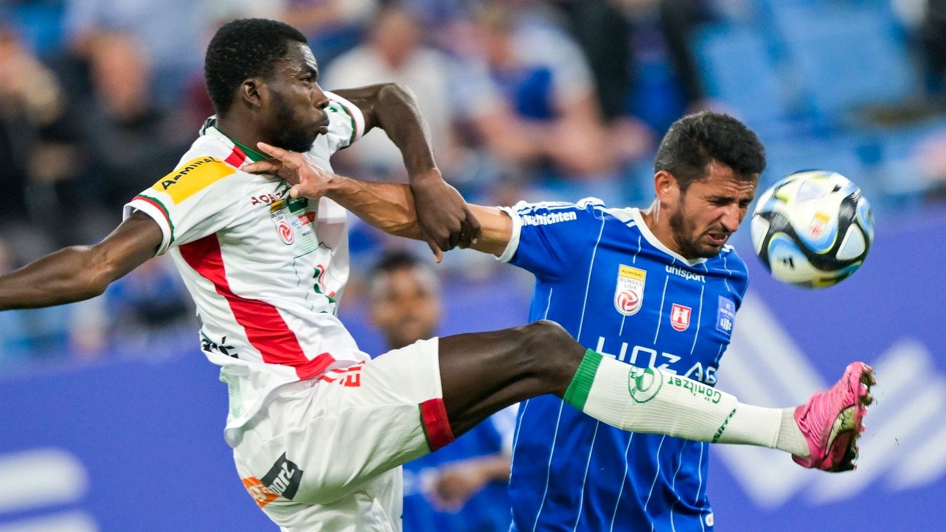 Blau-Weiß Linz im Duell mit Wolfsberg. 