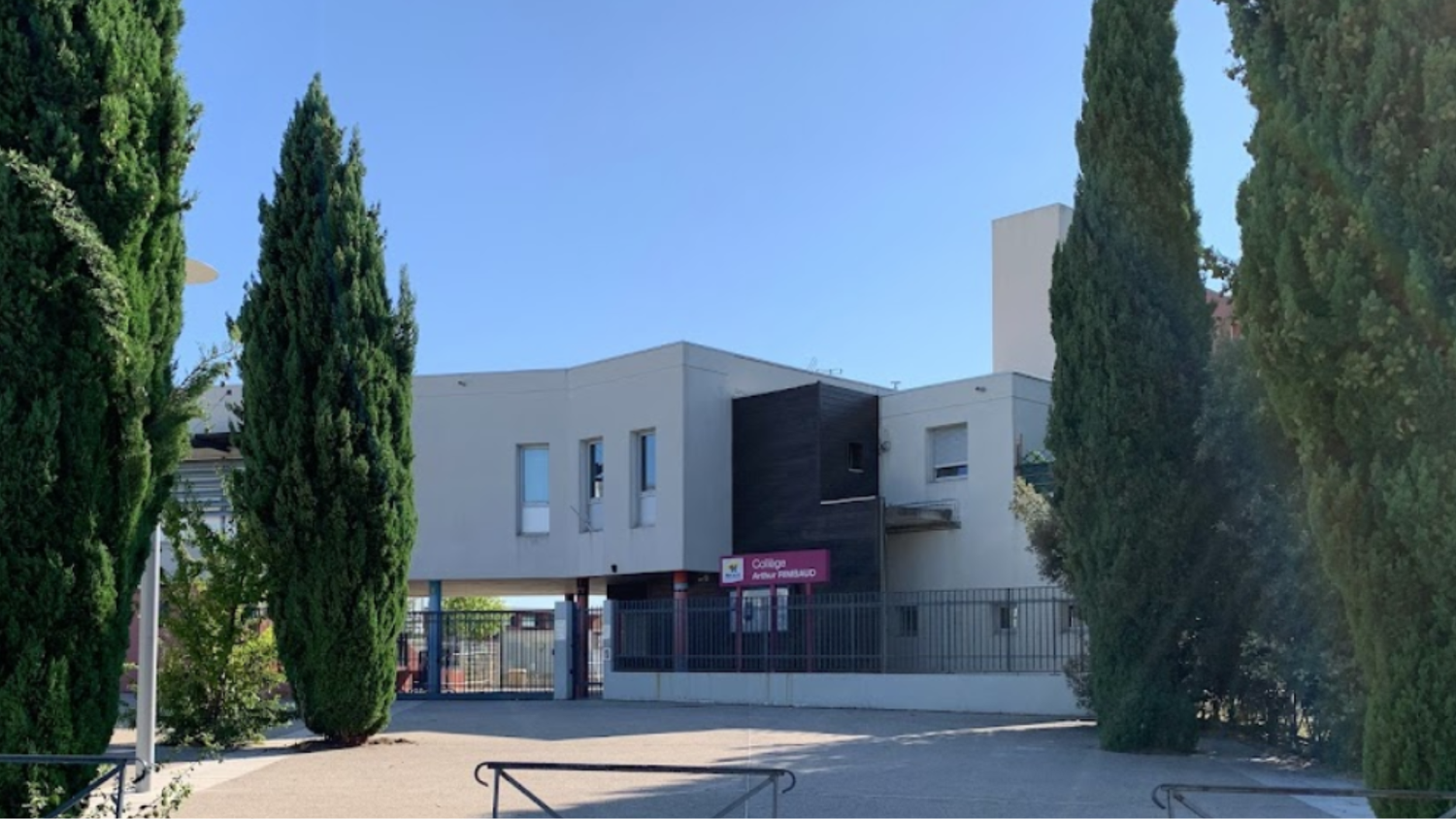 Frankreich ist nach zwei Gewalttaten schockiert: An dieser Schule in Montpellier prügelten Schüler eine 14-Jährige ins Koma.
